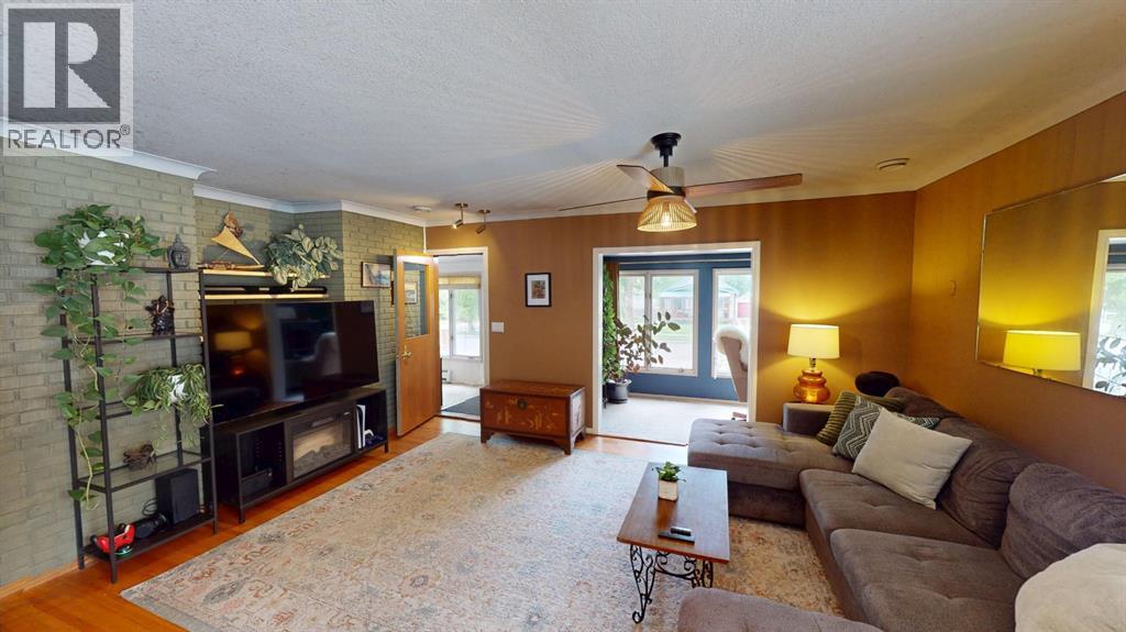 312 3 Street W - 5
