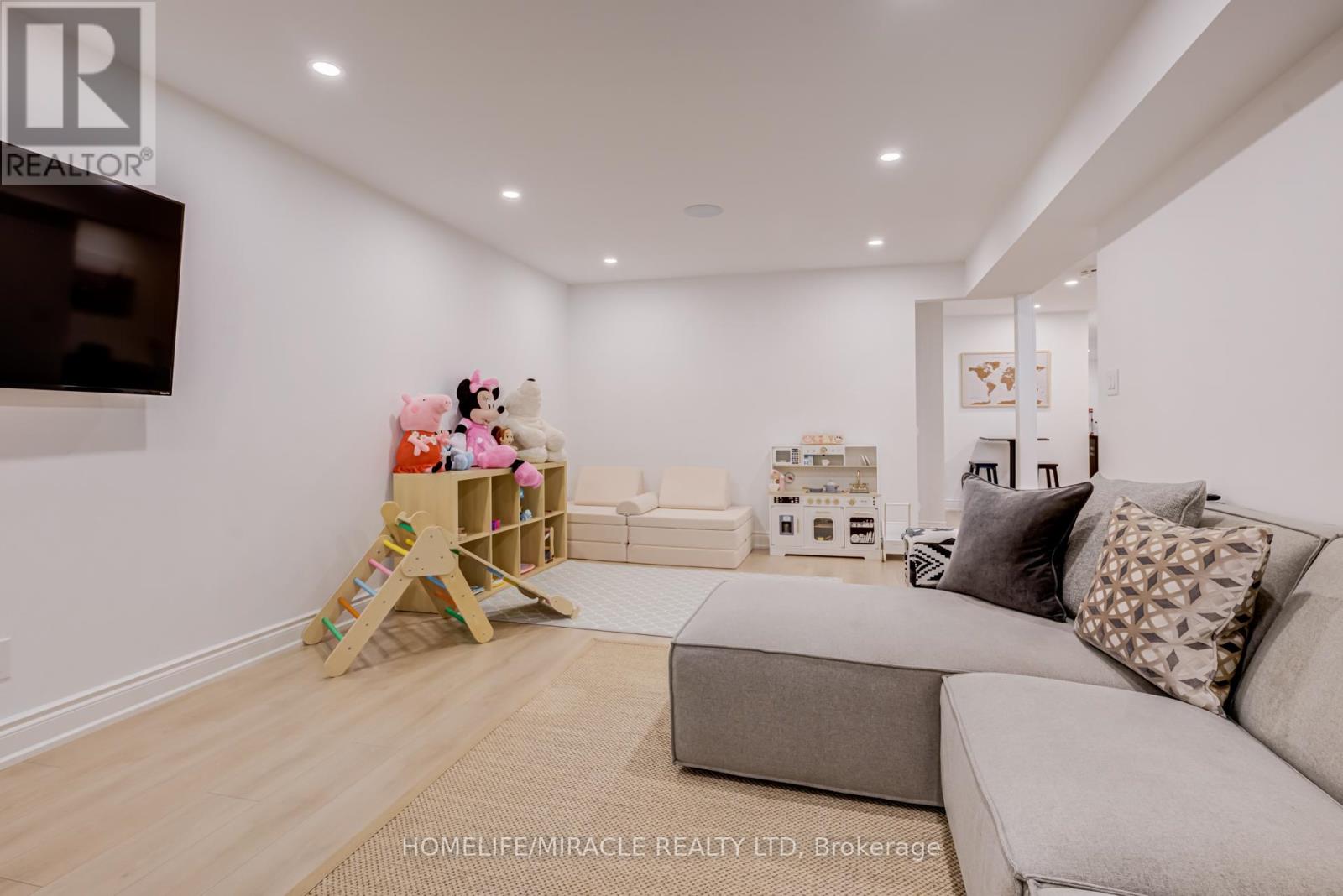 45 BURKE STREET - 34
