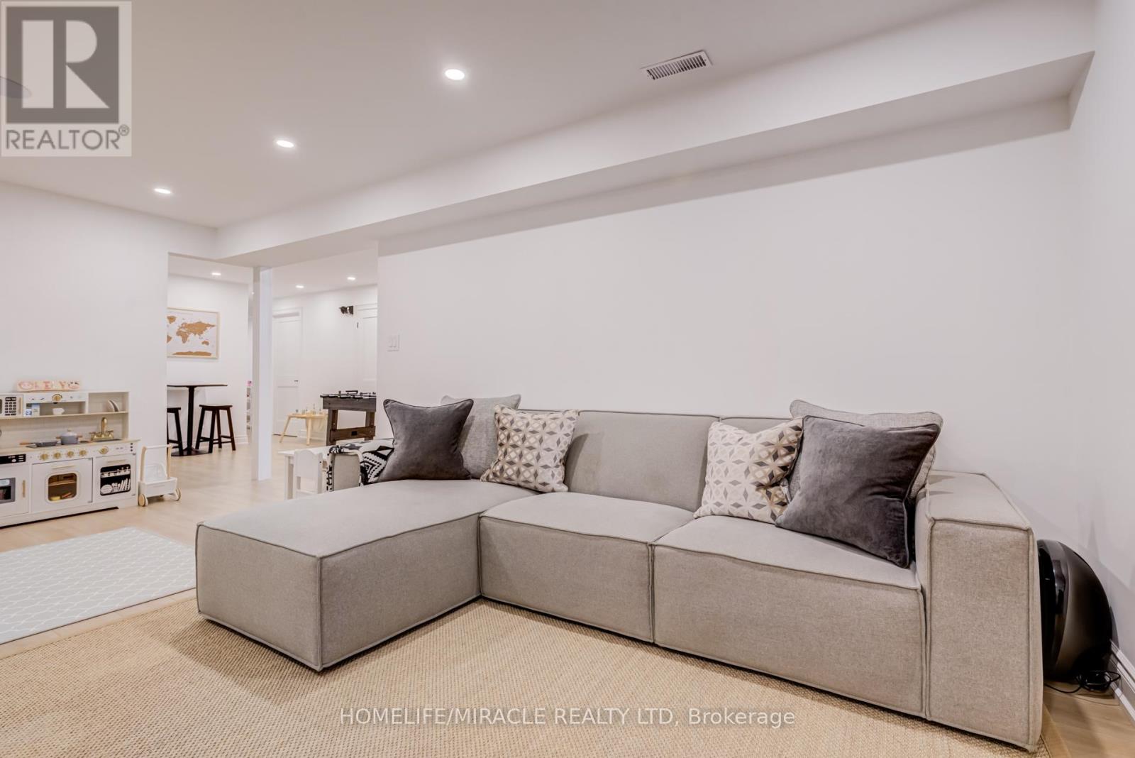 45 BURKE STREET - 35