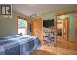 784 Lewis Road, Harrop, BC V1L6P7 Photo 18