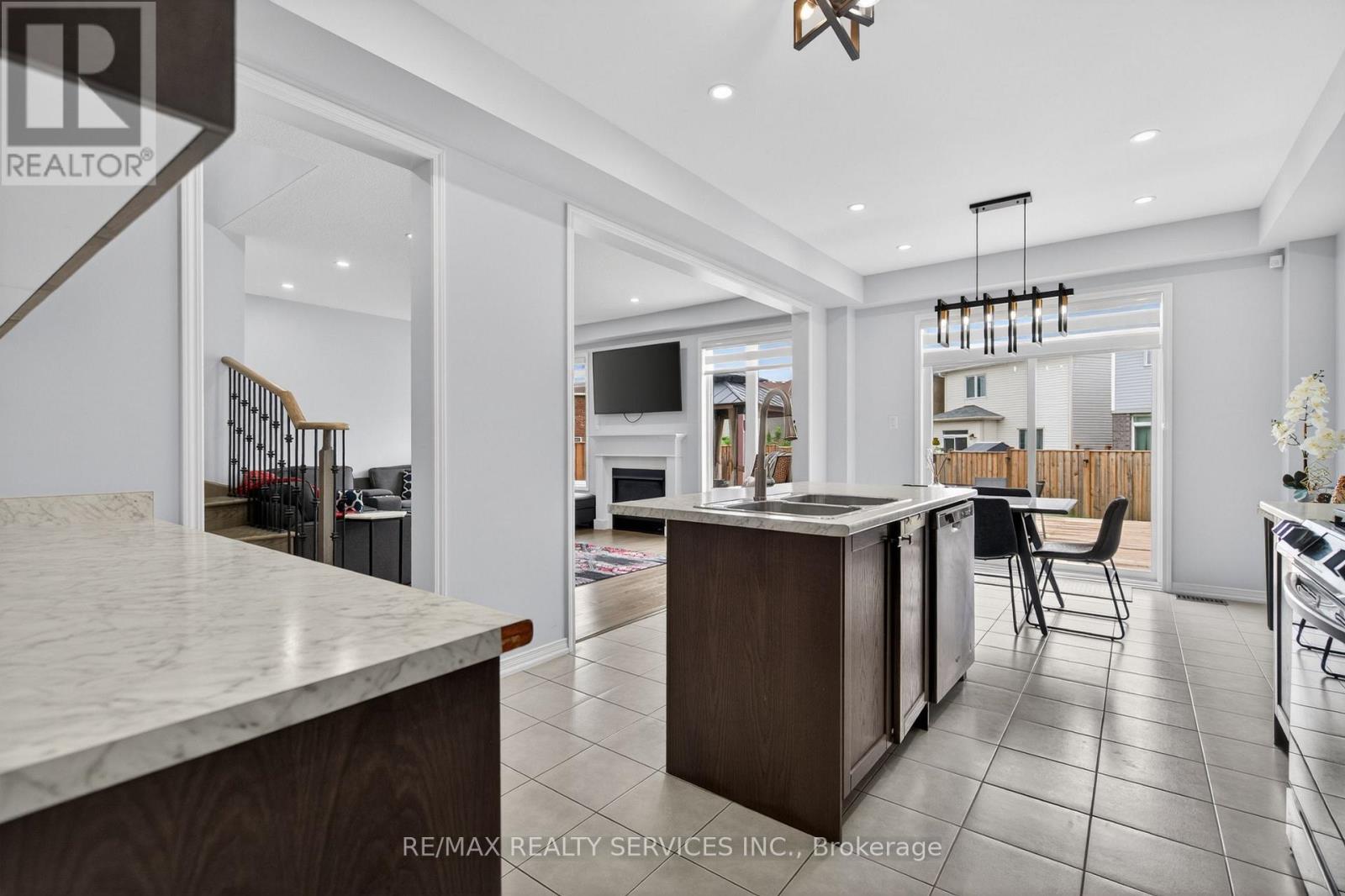 154 MUNRO CIRCLE - 16