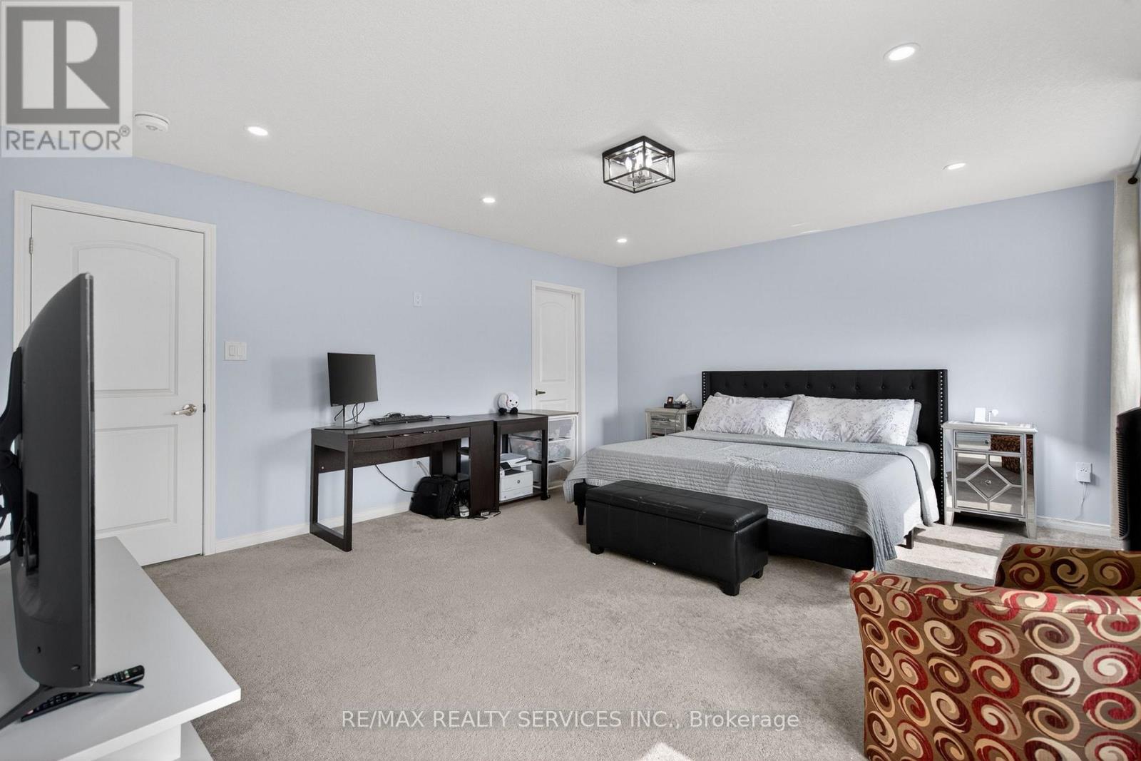 154 MUNRO CIRCLE - 32