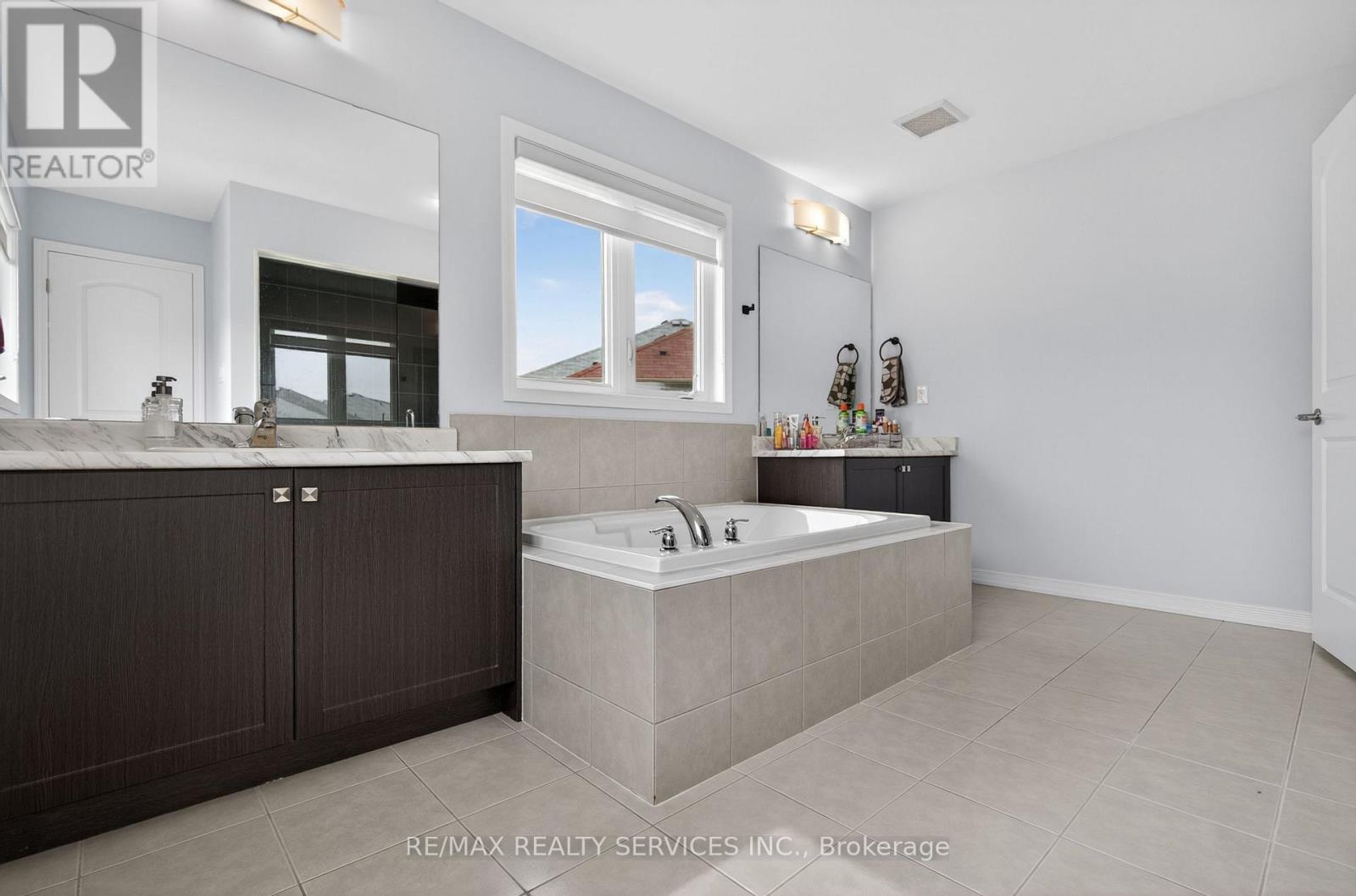154 MUNRO CIRCLE - 33