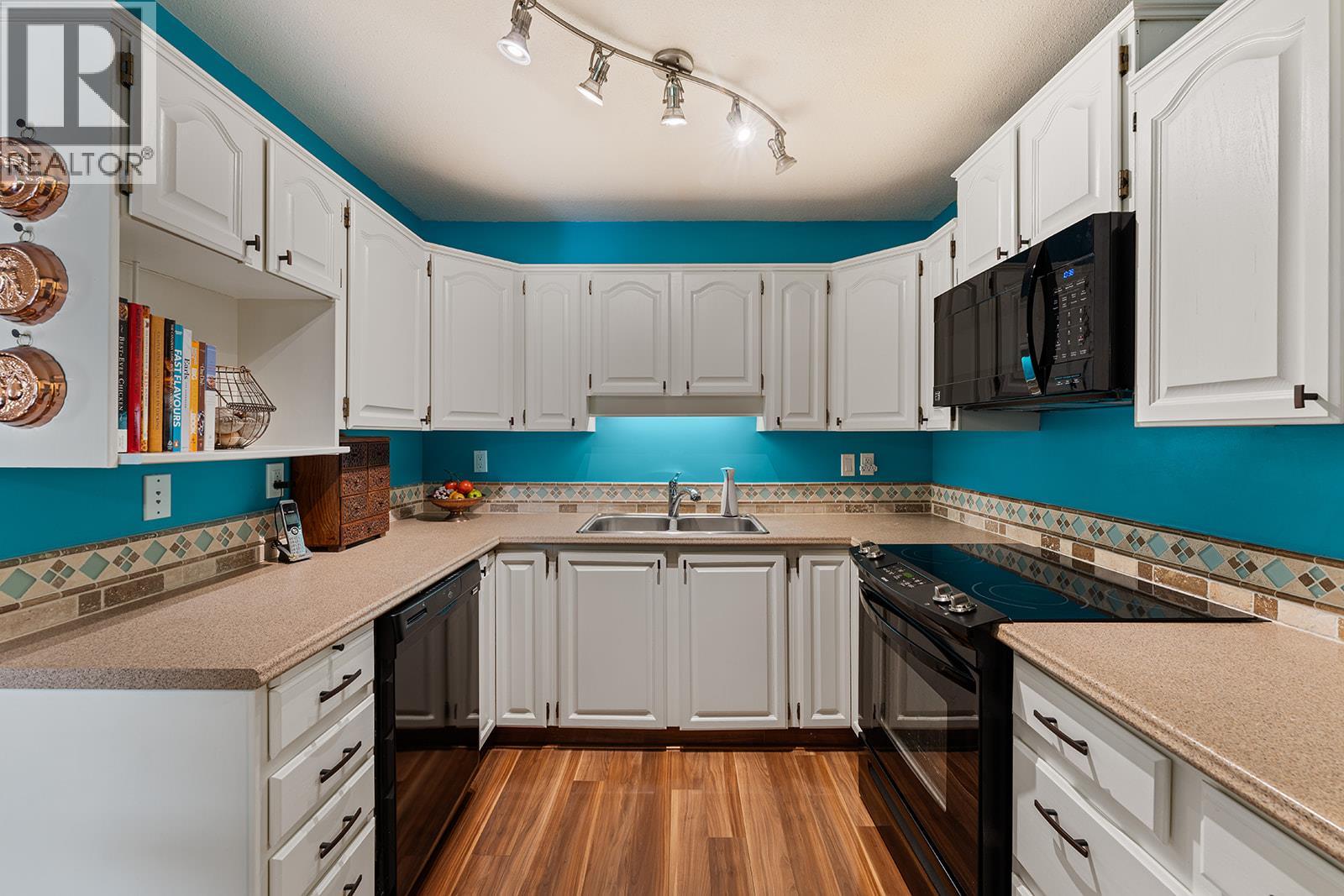 #304 1534 LAWRENCE Avenue - 19
