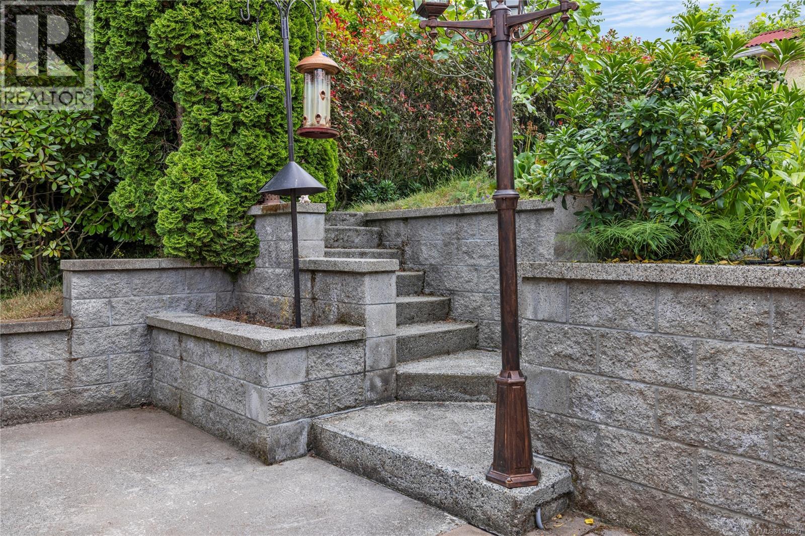5213 Fillinger Cres - 10