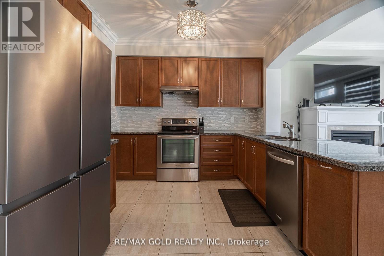 54 ROBERT BERRY CRESCENT - 11