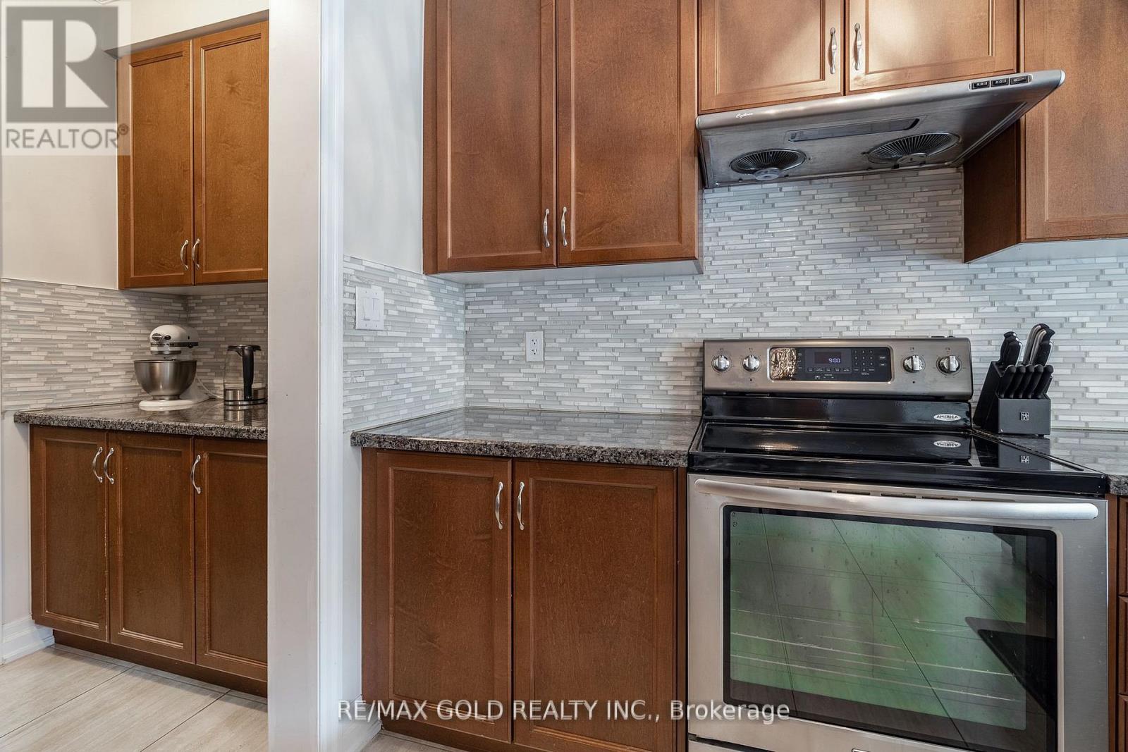 54 ROBERT BERRY CRESCENT - 12