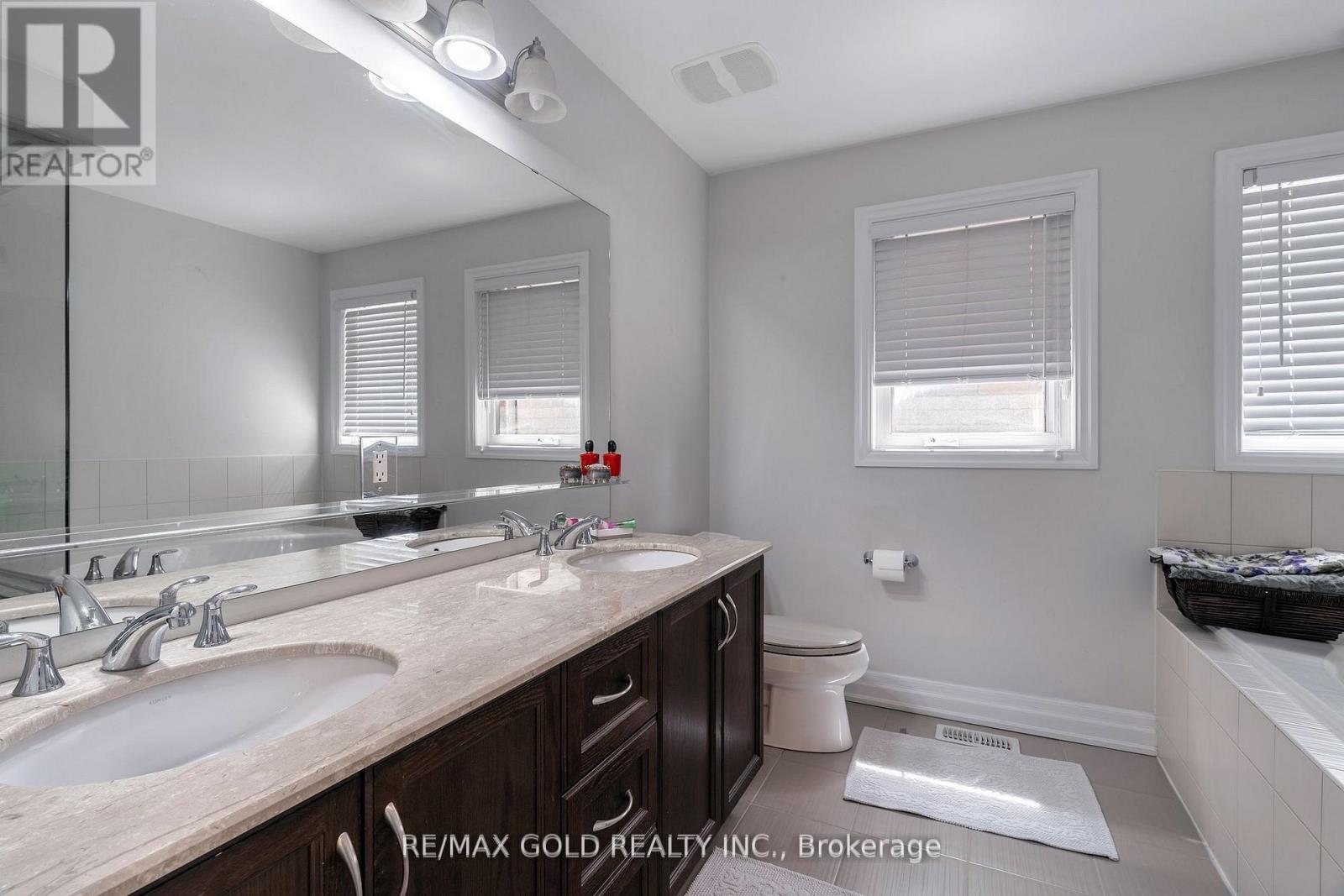 54 ROBERT BERRY CRESCENT - 27