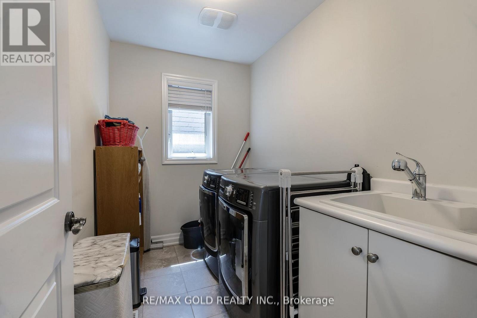54 ROBERT BERRY CRESCENT - 30