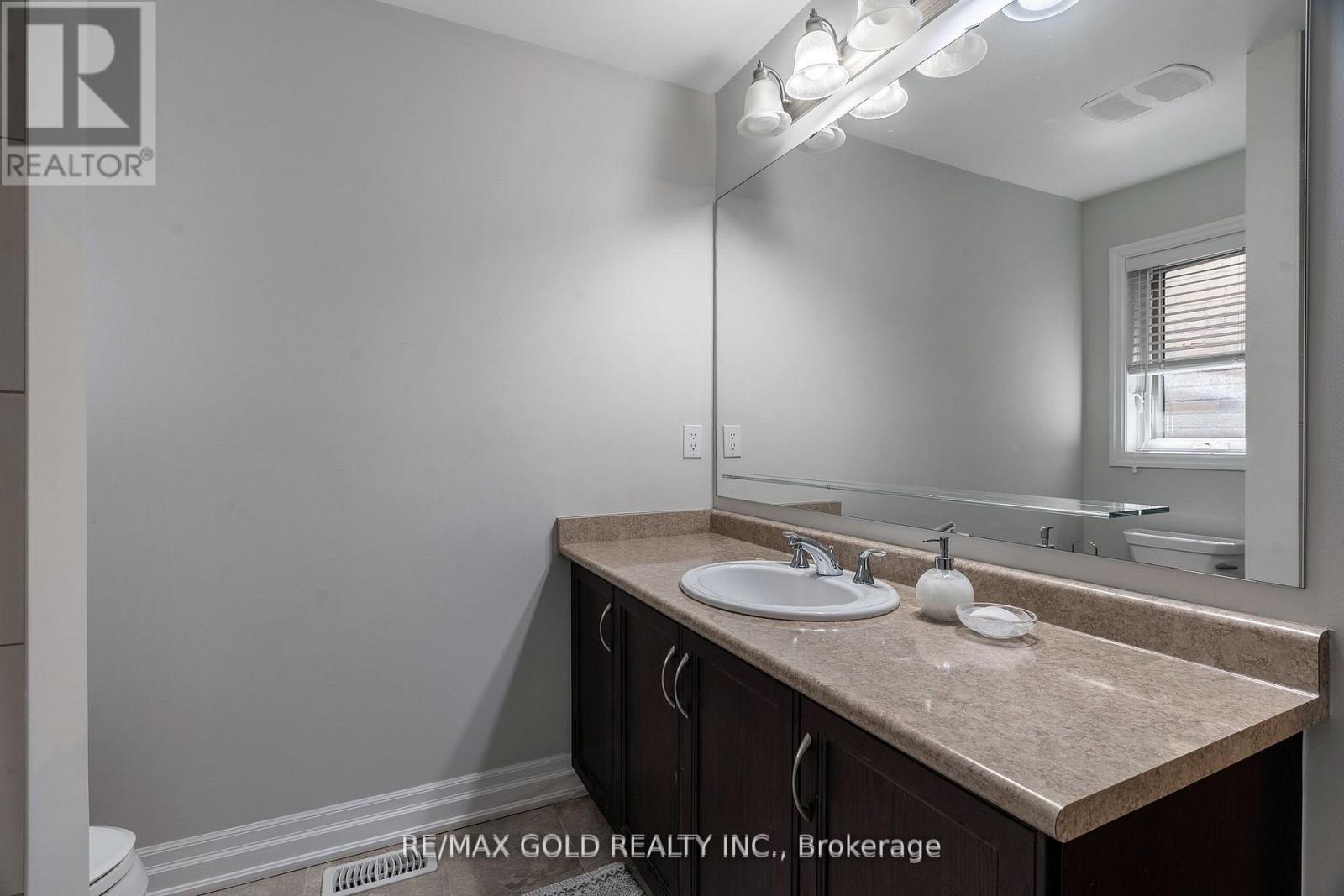 54 ROBERT BERRY CRESCENT - 32