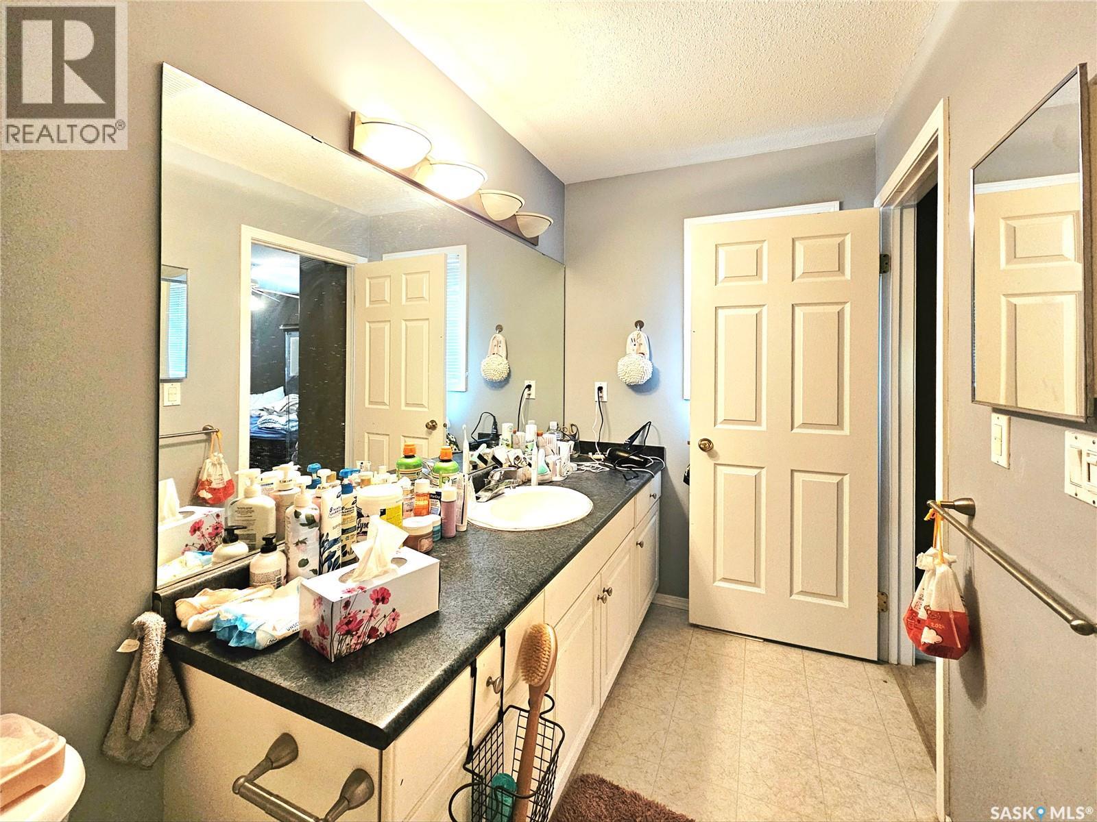 #10 410 Keevil CRESCENT - 22