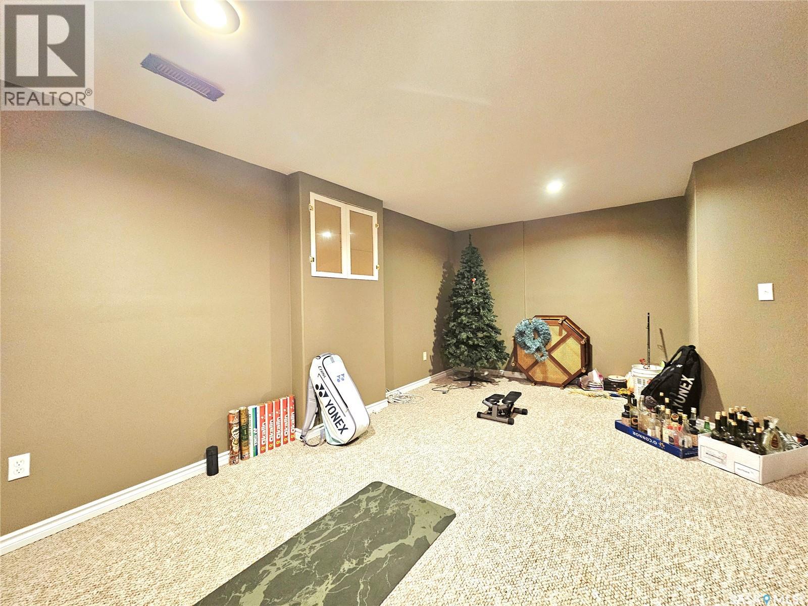 #10 410 Keevil CRESCENT - 6