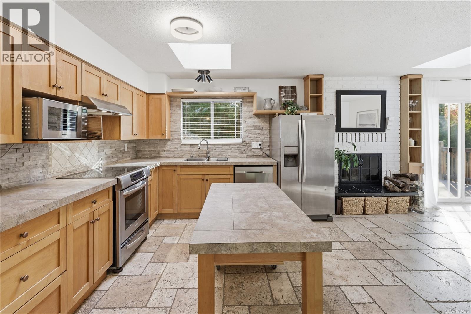 1025 Maple Lane Dr - 2