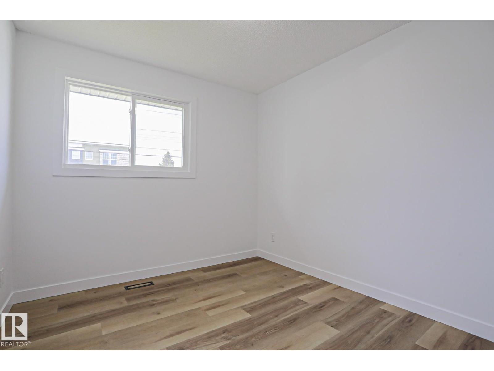 7607 137 AV NW — photo 13
