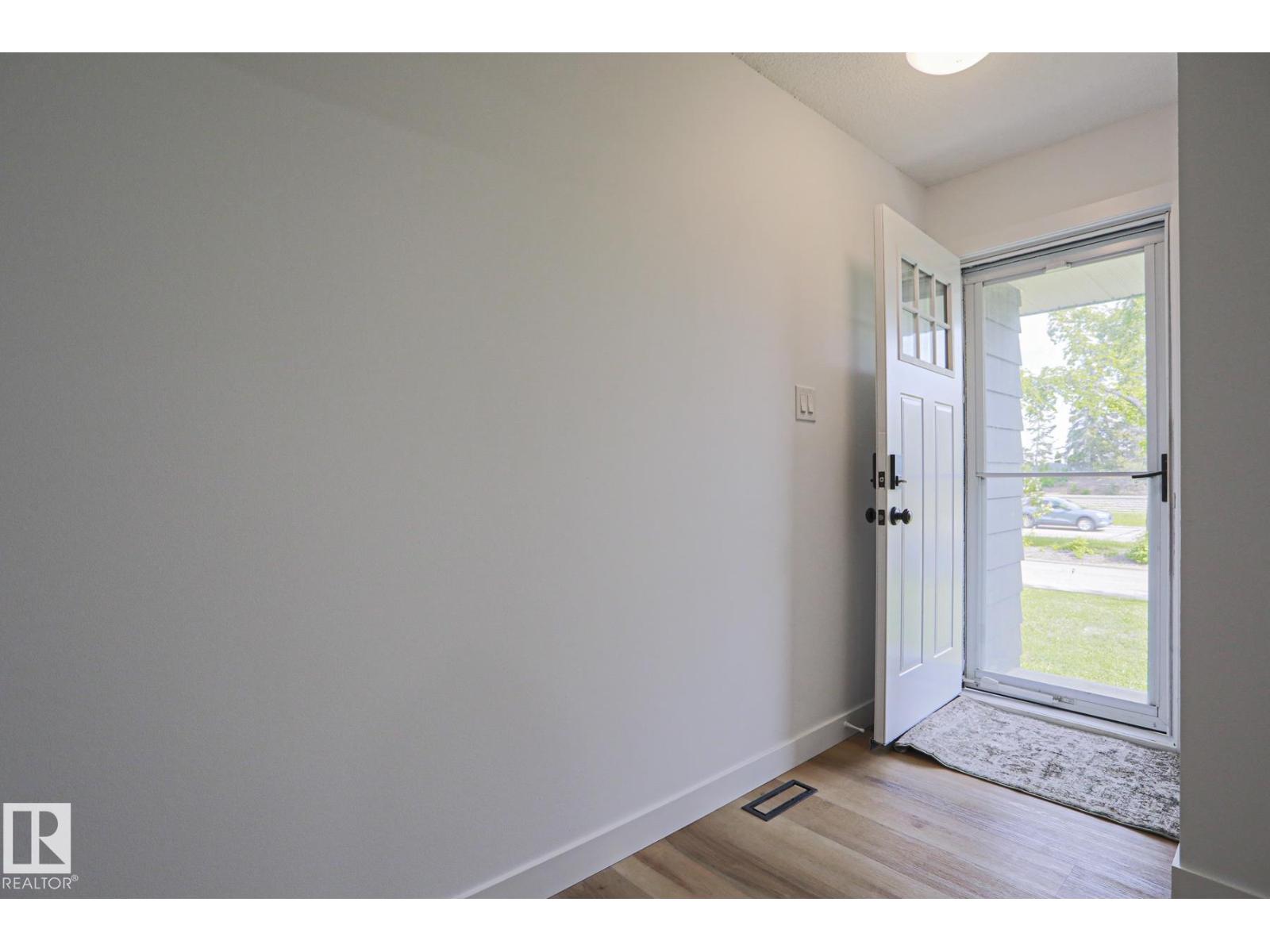 7607 137 AV NW - photo 2