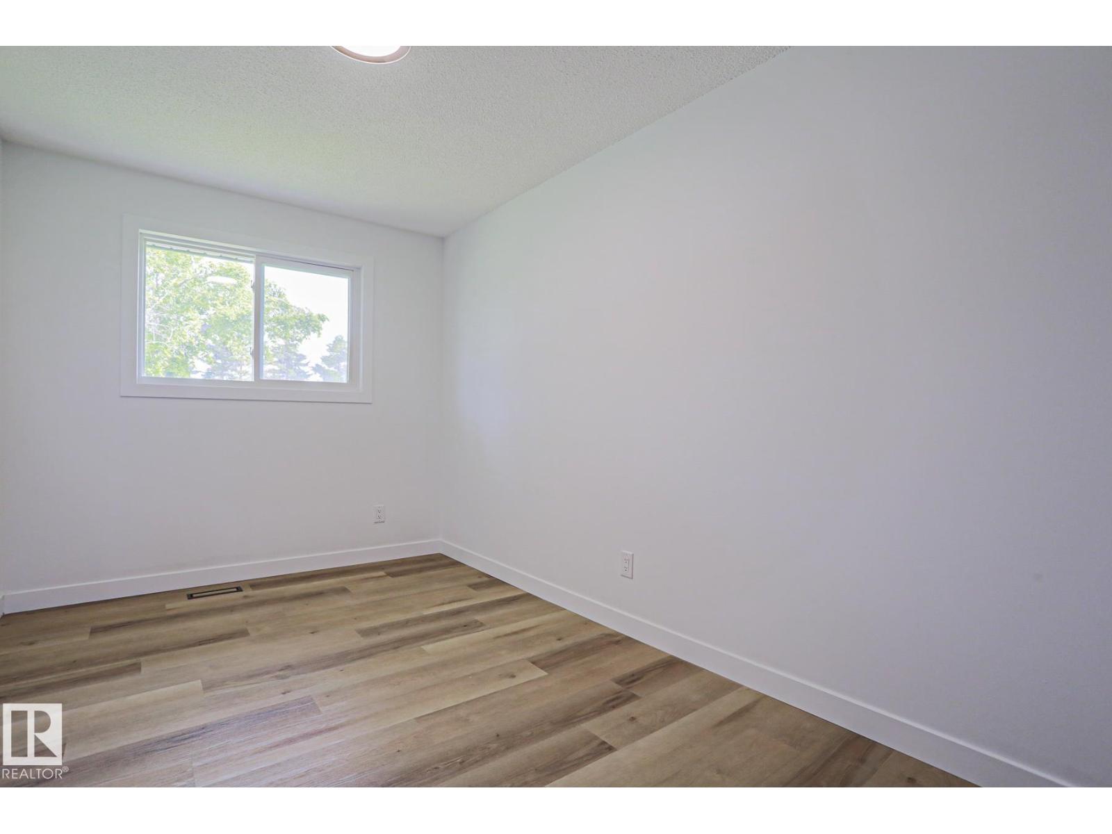 7607 137 AV NW — photo 15