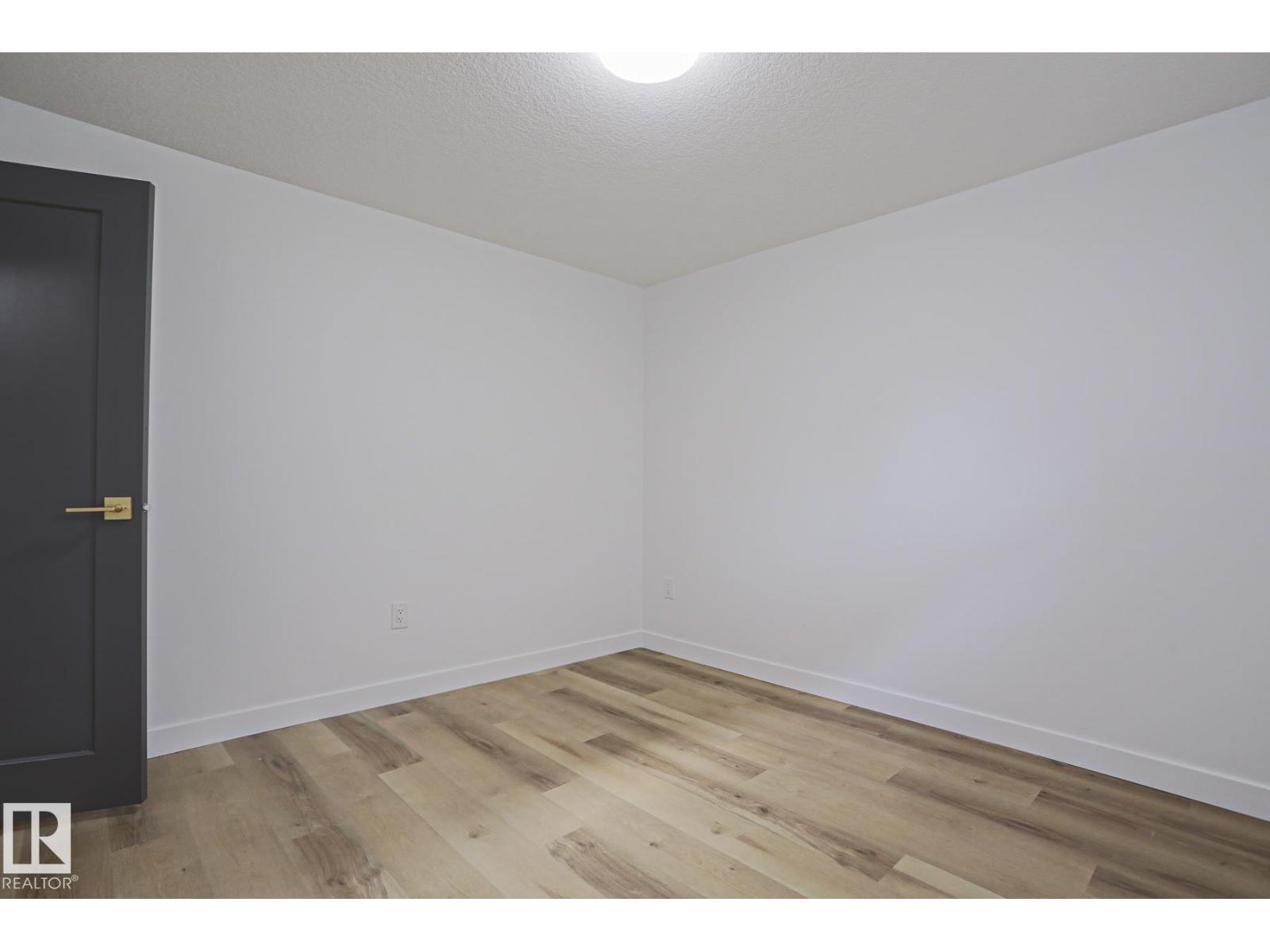 7607 137 AV NW — photo 31