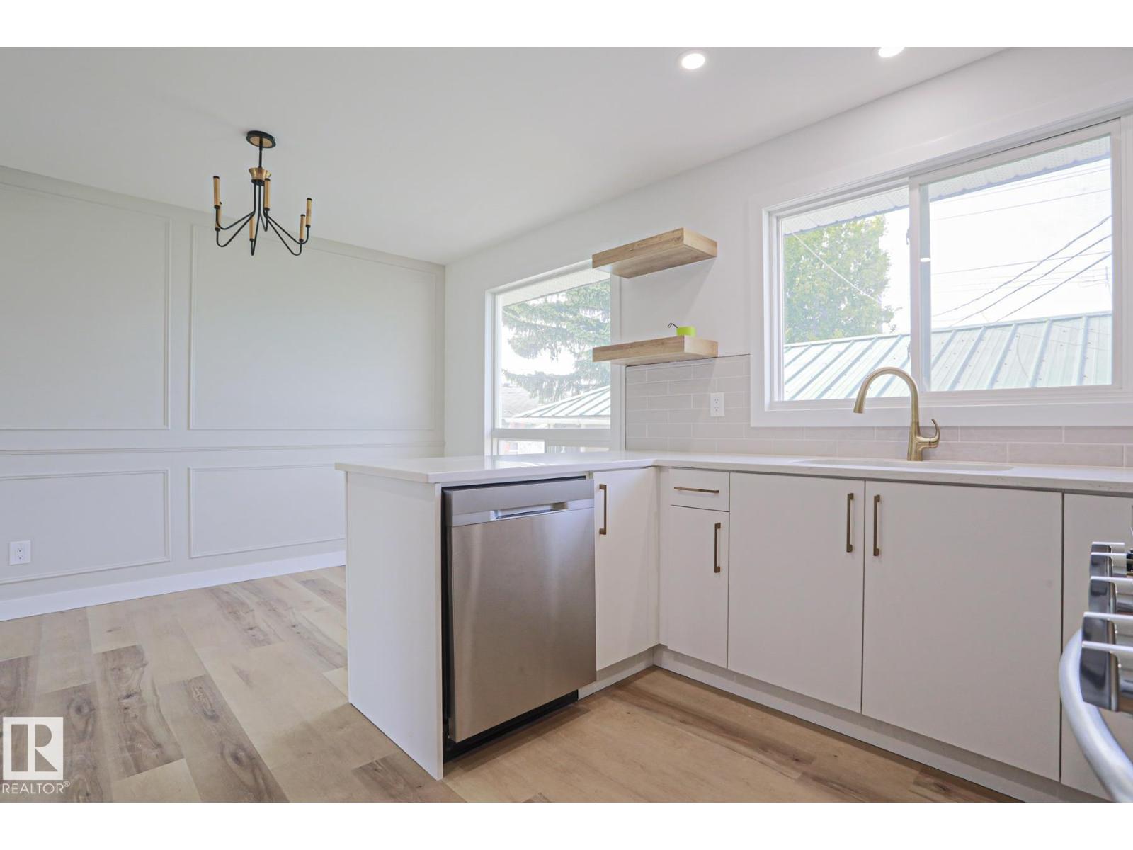 7607 137 AV NW — photo 7