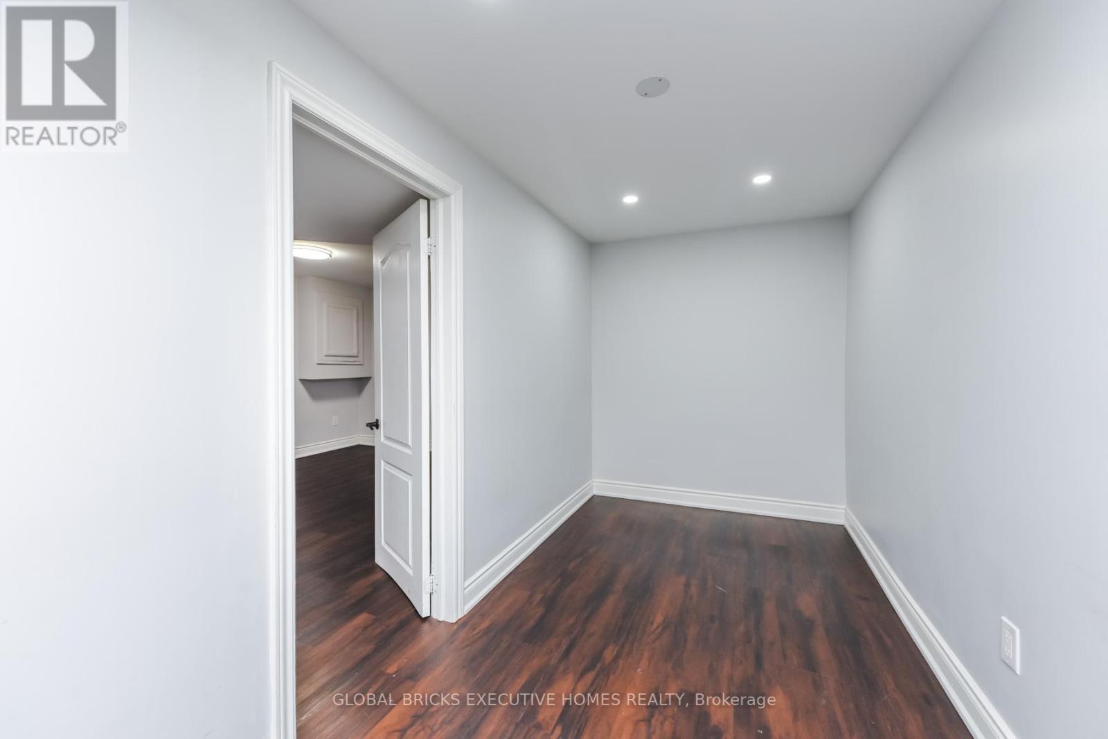 77 BLACKTHORN LANE - 28