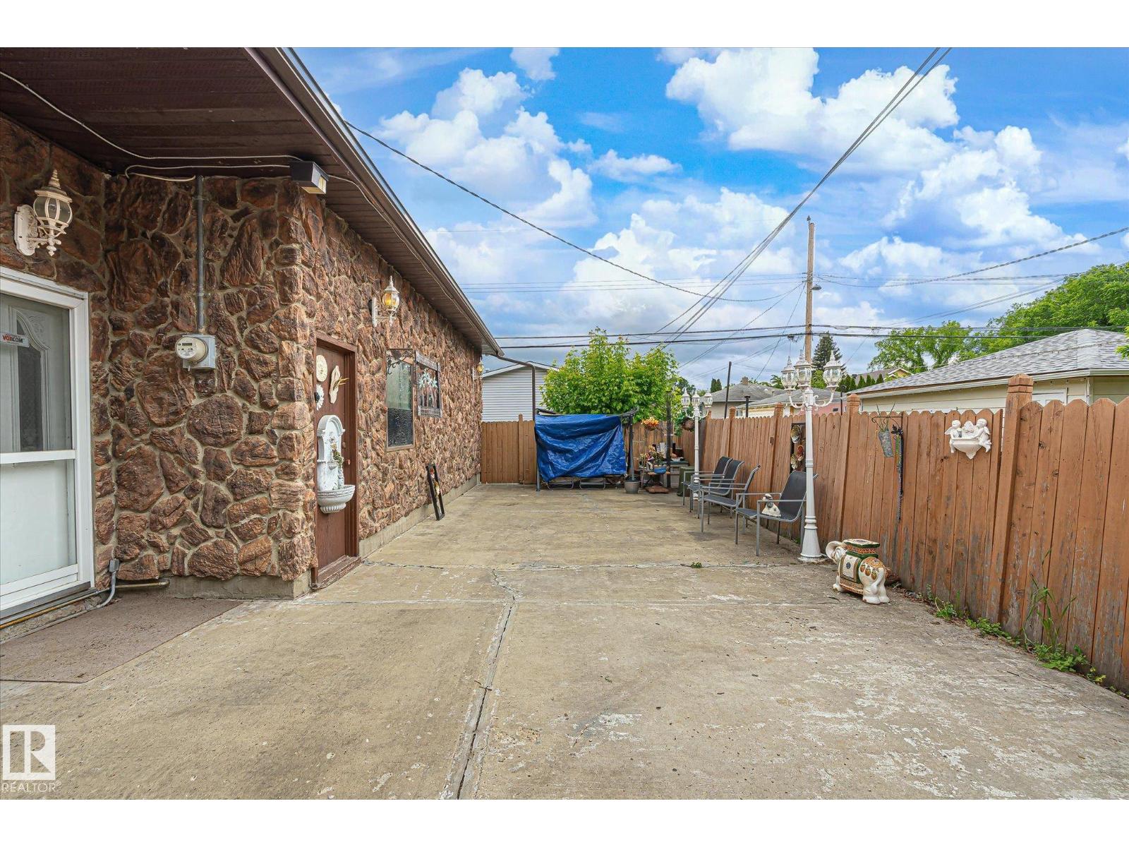 9747 67 AV NW — photo 48