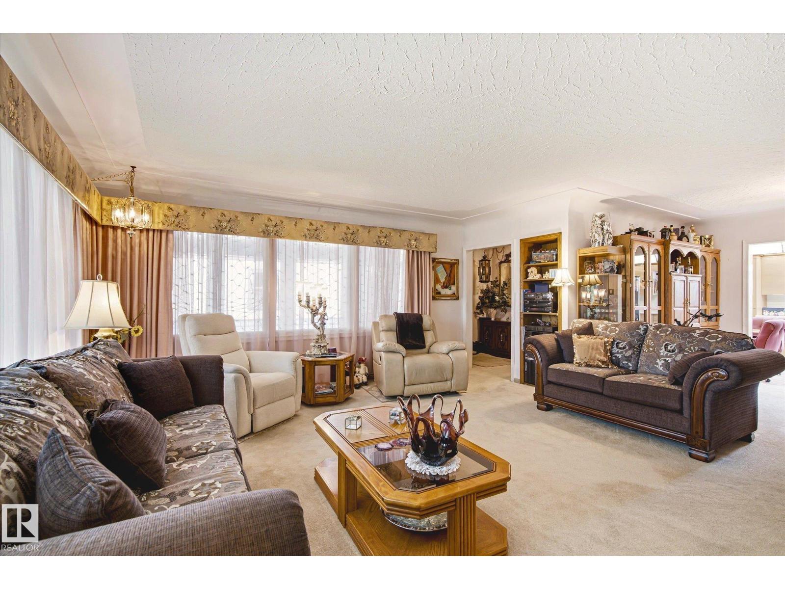 9747 67 AV NW — photo 11