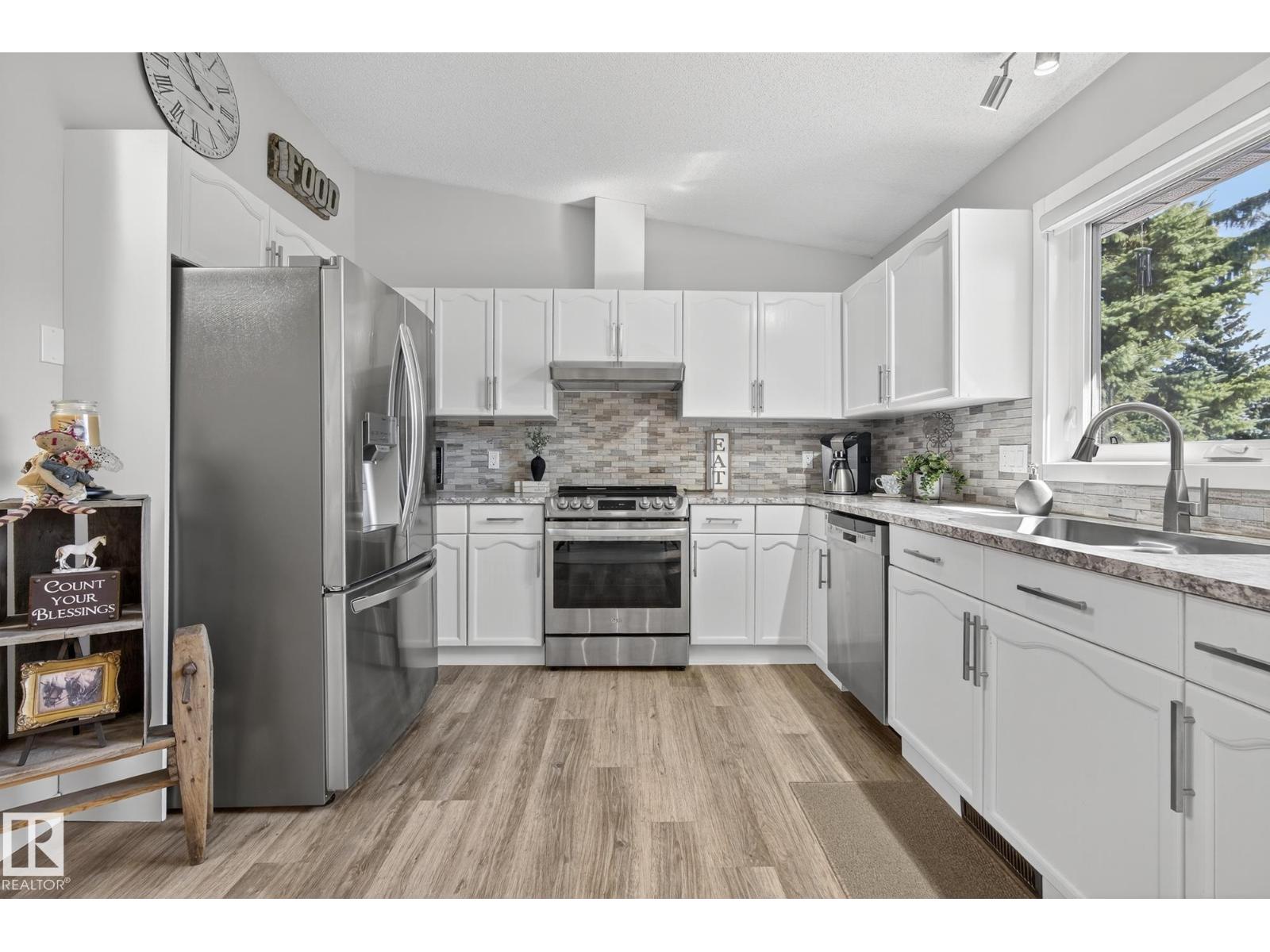 4711 25 AV NW — photo 17