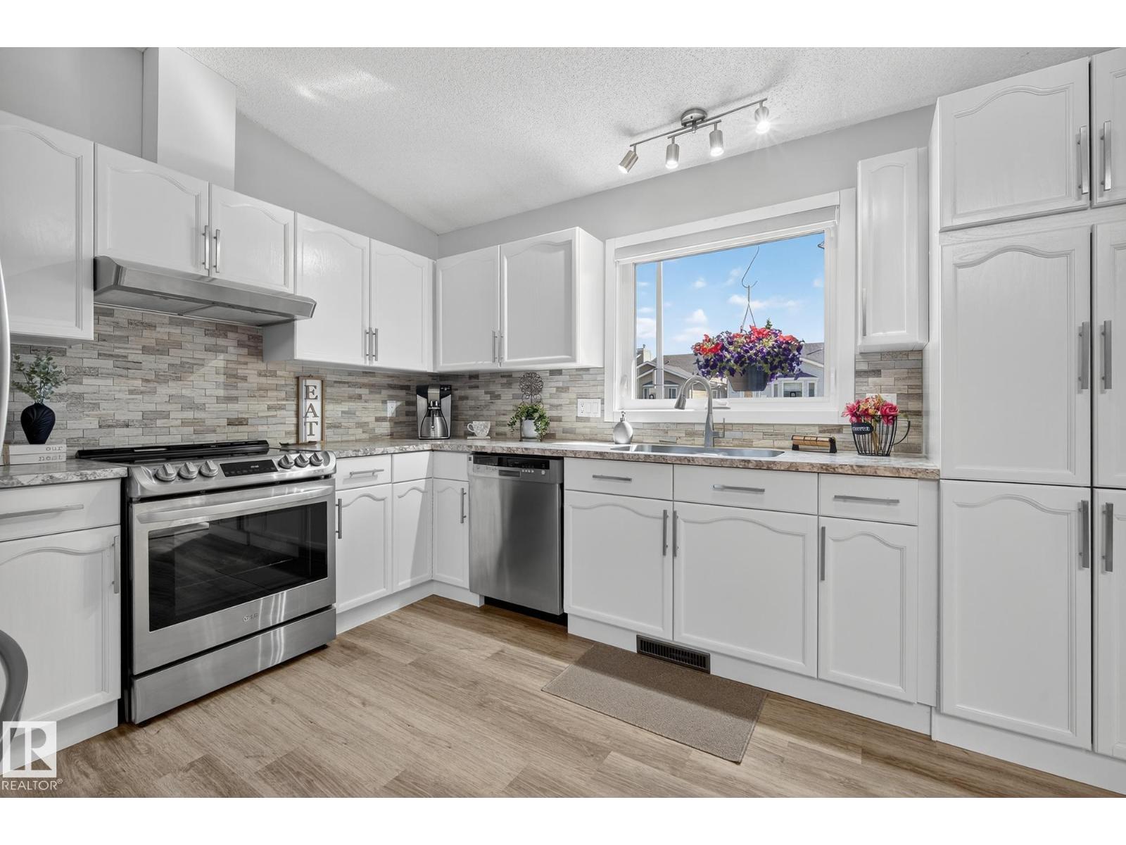 4711 25 AV NW — photo 18