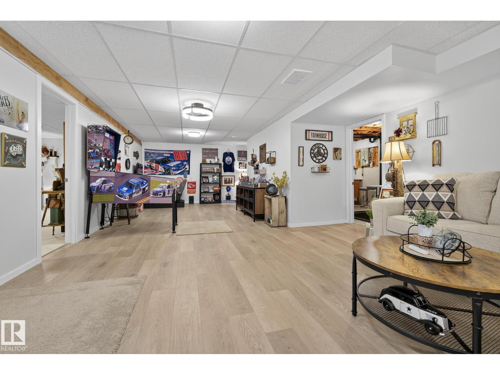 4711 25 AV NW — photo 33