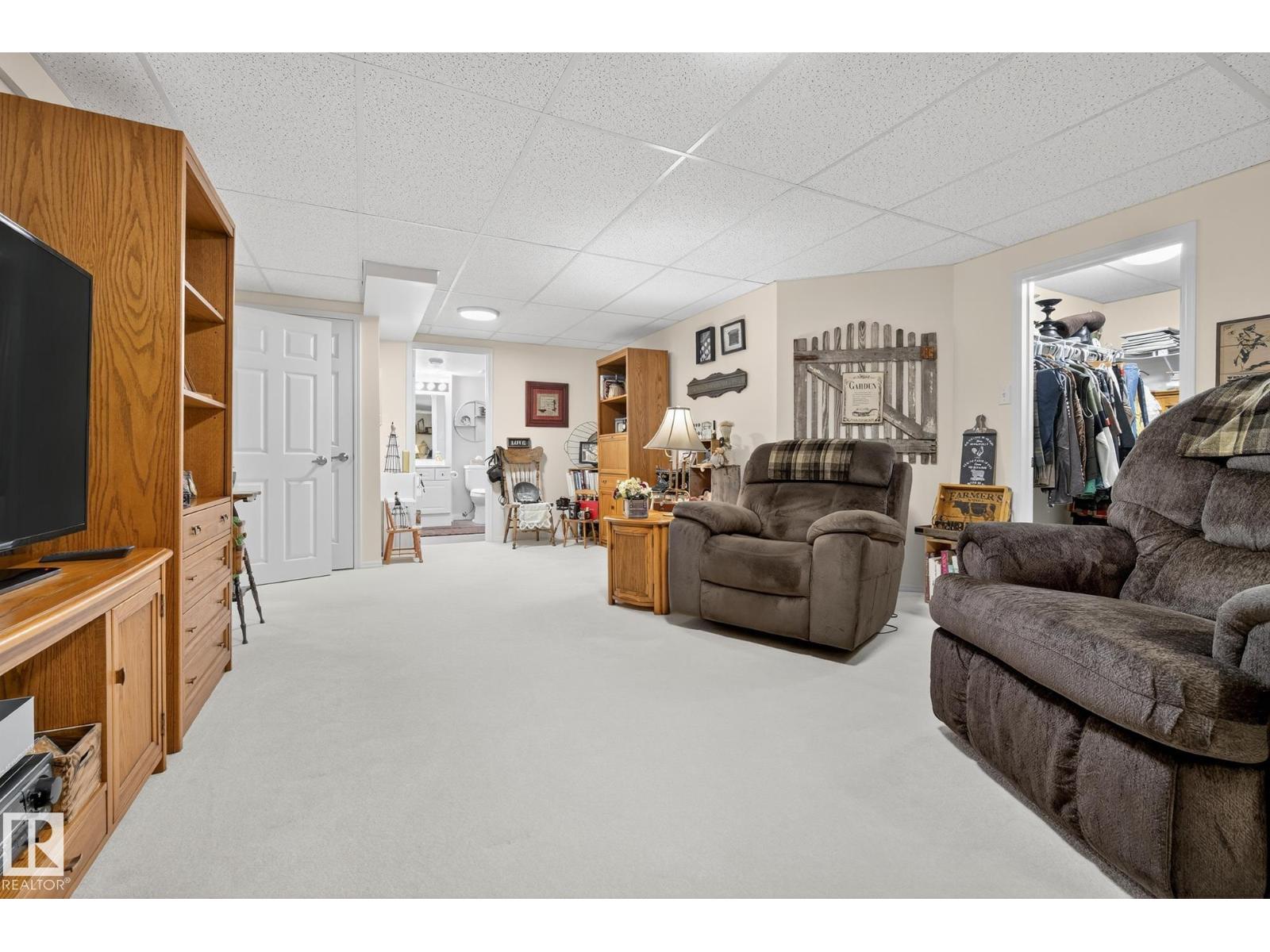 4711 25 AV NW — photo 39