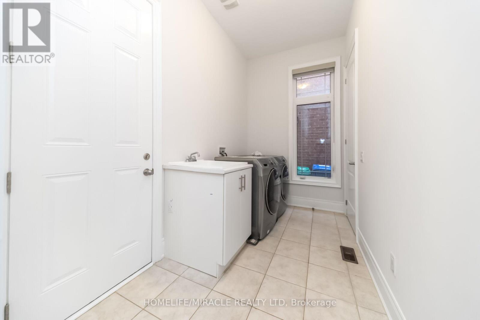16 LYLE WAY - 39