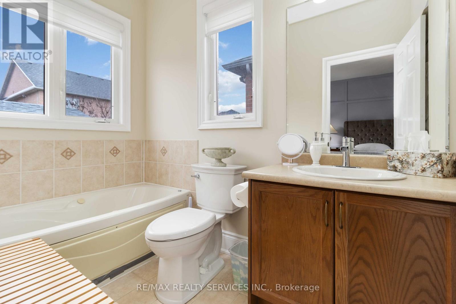 15 VALLEYSTREAM CIRCLE - 19