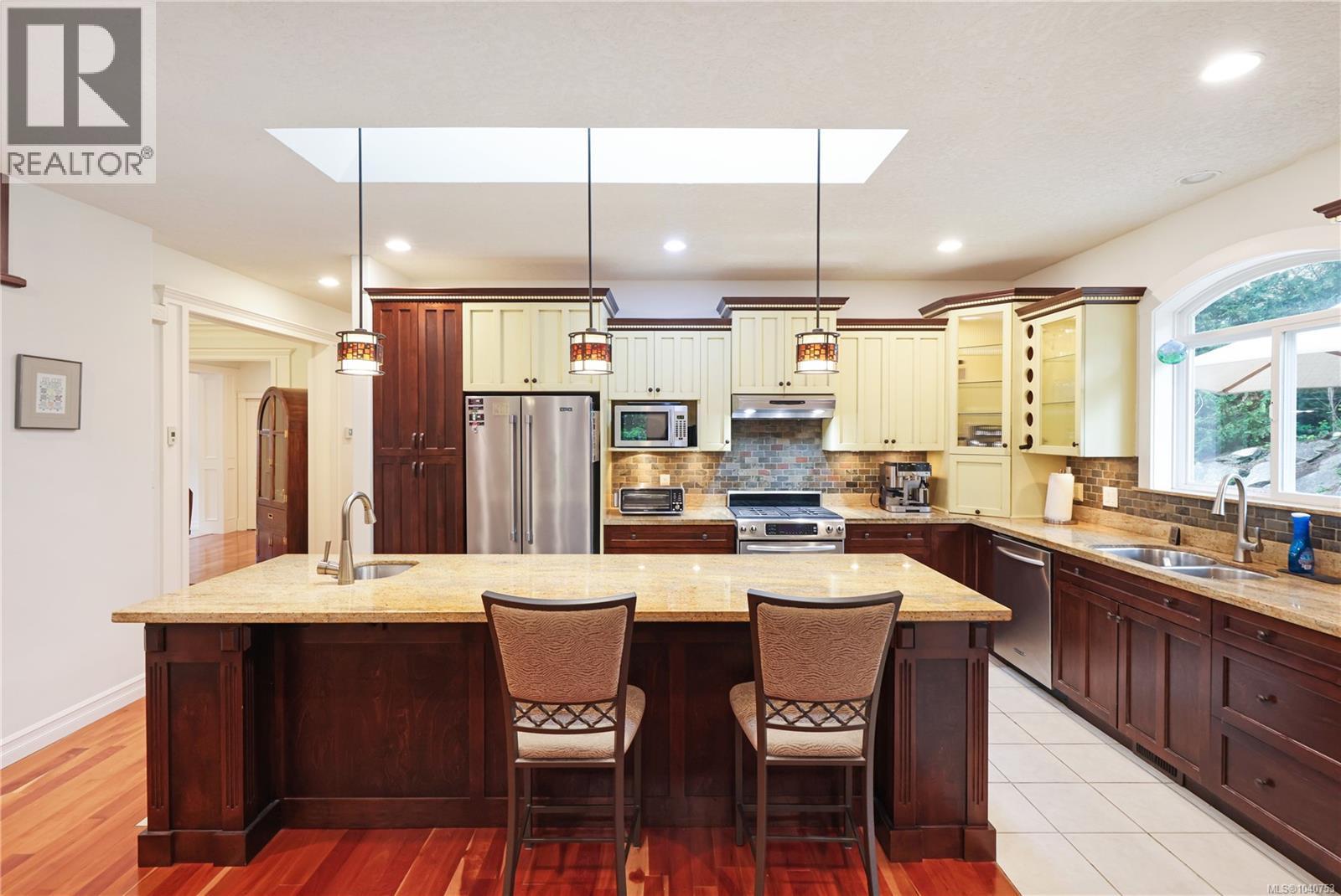 3151 Klanawa Cres - 4