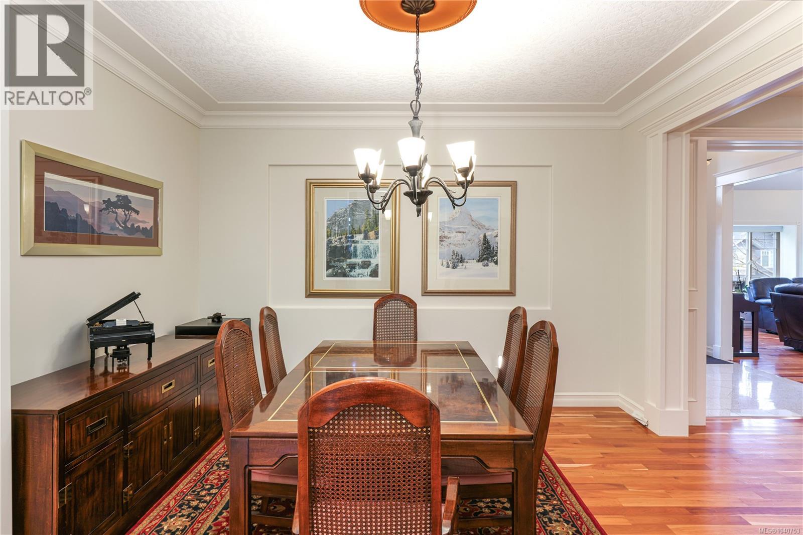 3151 Klanawa Cres - 10