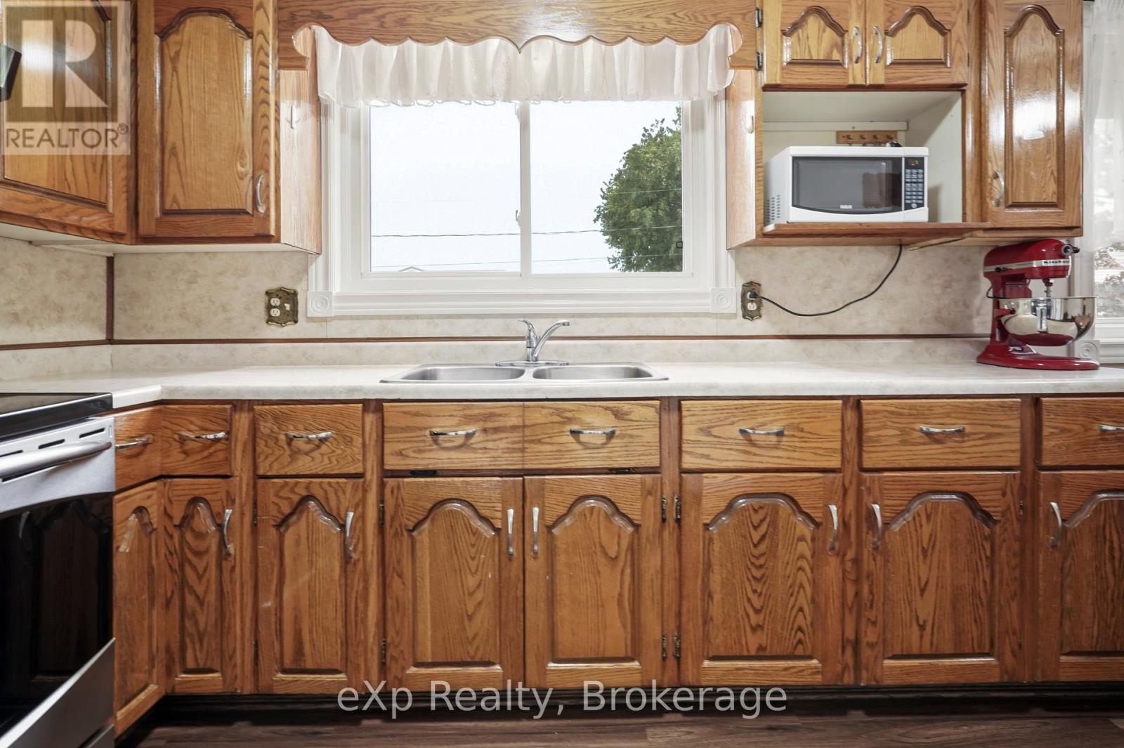 4094 QUEEN STREET - 11