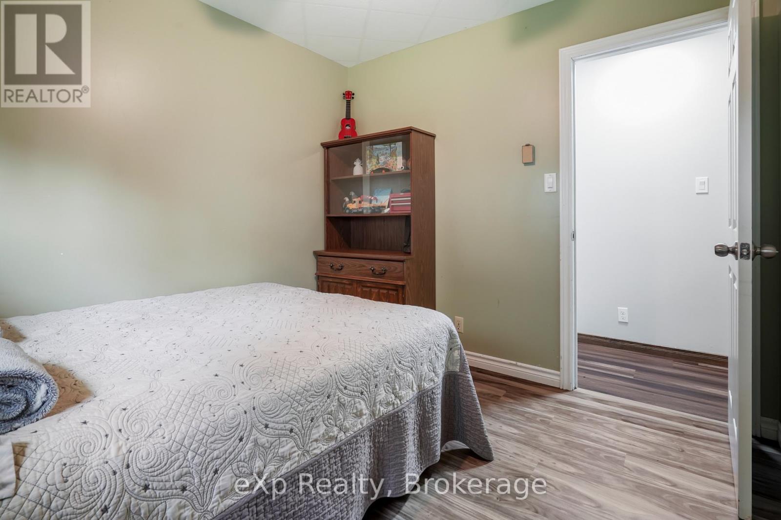 4094 QUEEN STREET - 15
