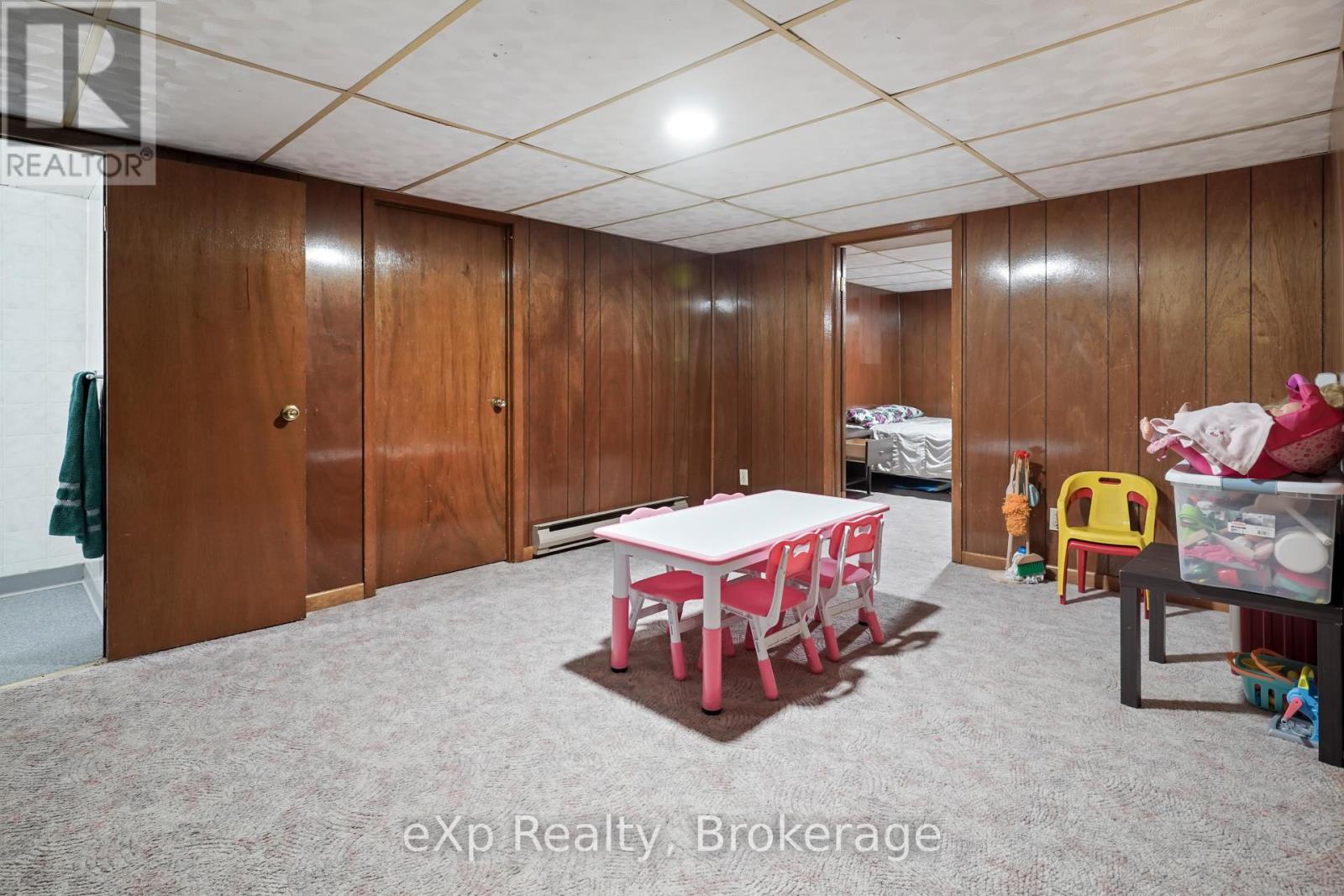 4094 QUEEN STREET - 25