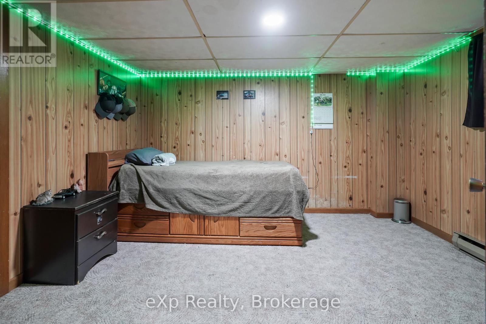 4094 QUEEN STREET - 33