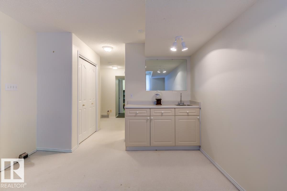 #7 9731 174 ST NW - 43