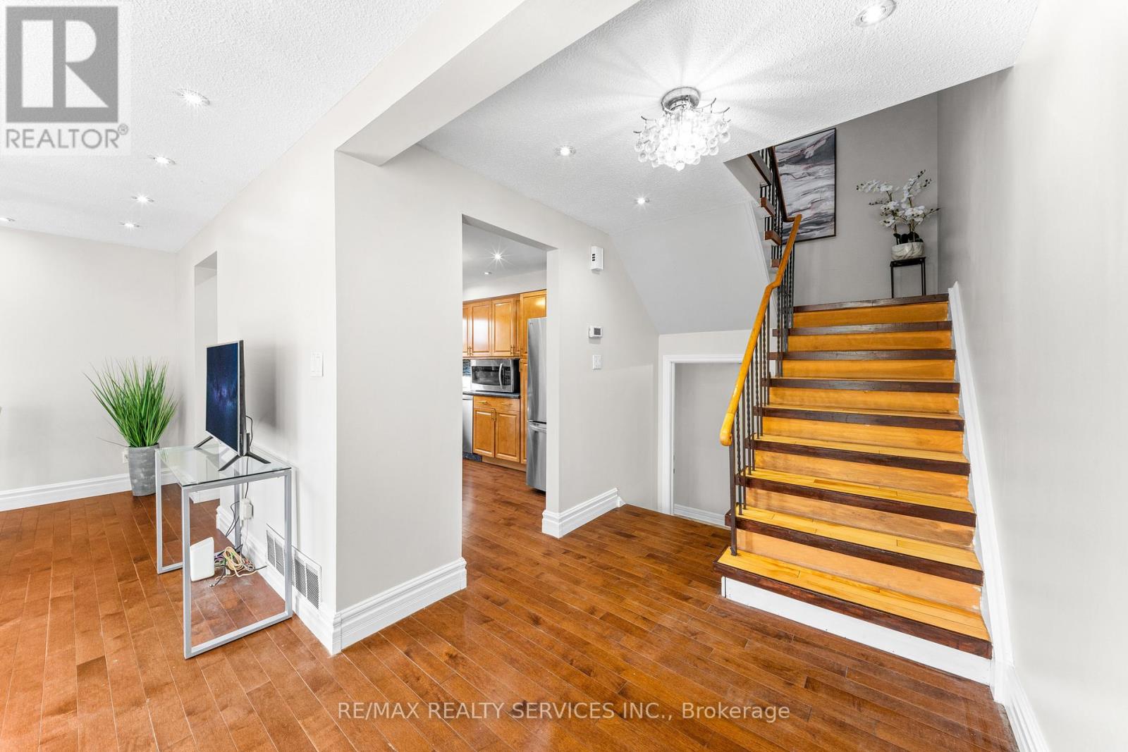 28 KINGSWOOD DRIVE - 13