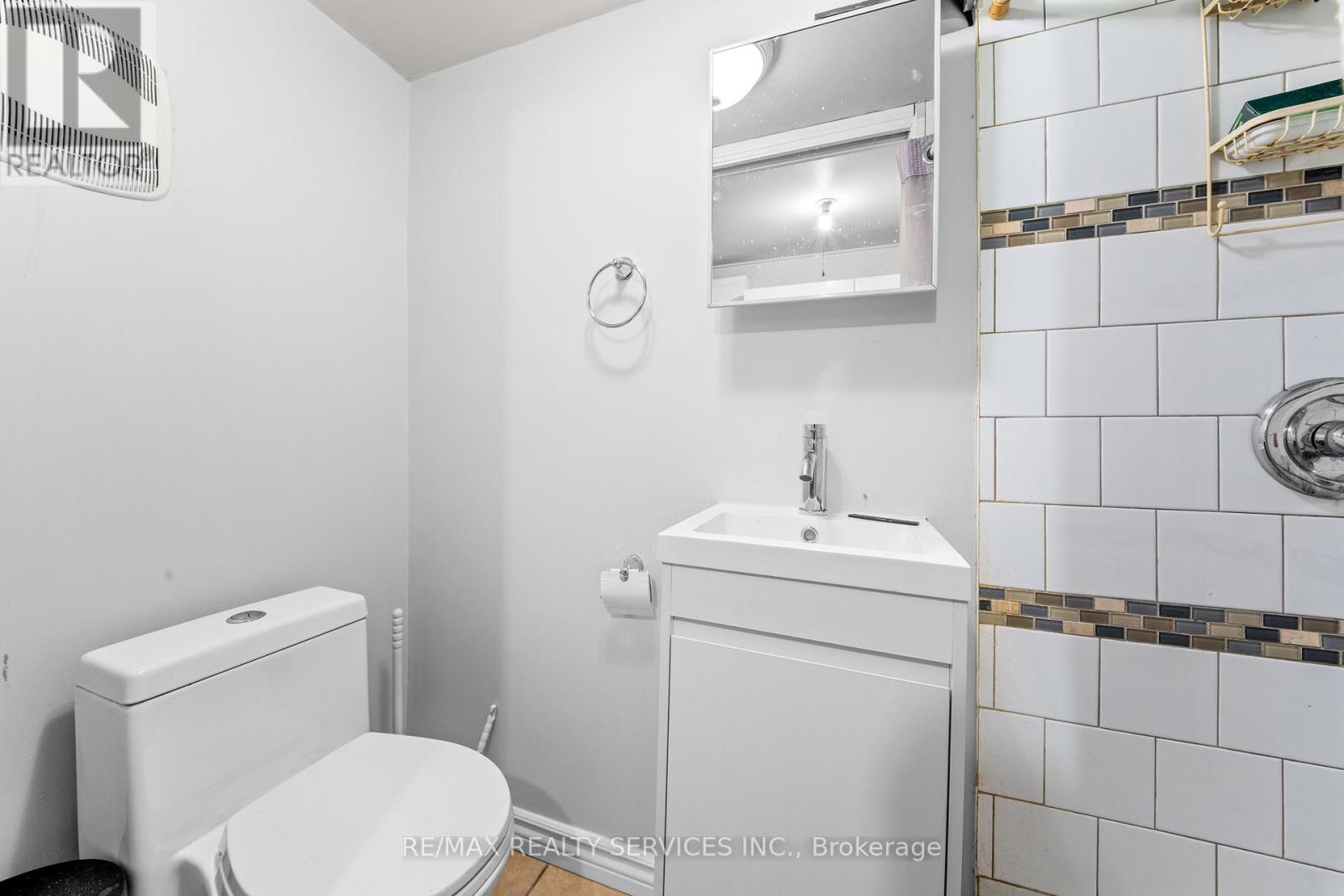 28 KINGSWOOD DRIVE - 24