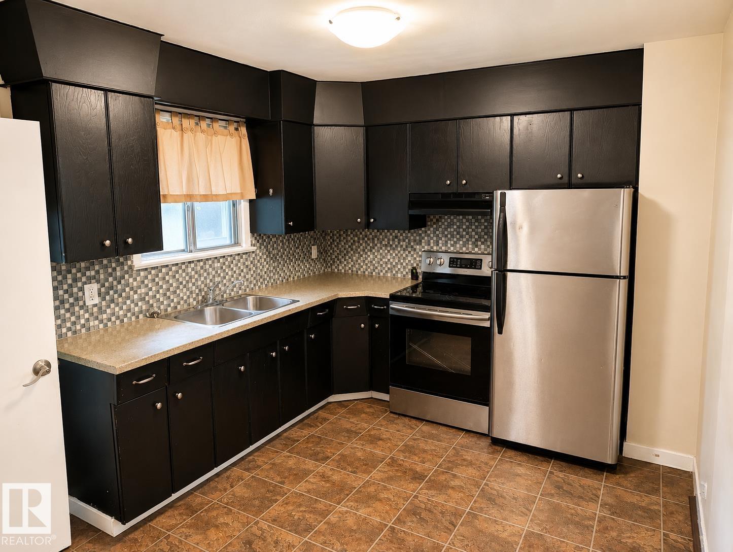12418 92 ST NW - 4