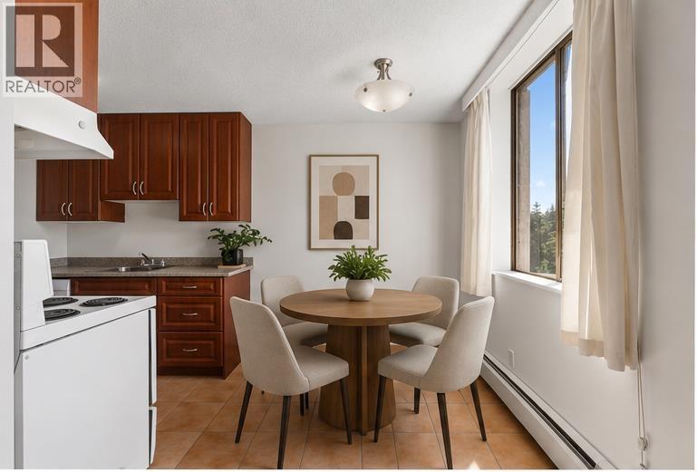 911 2016 FULLERTON AVENUE, North Vancouver