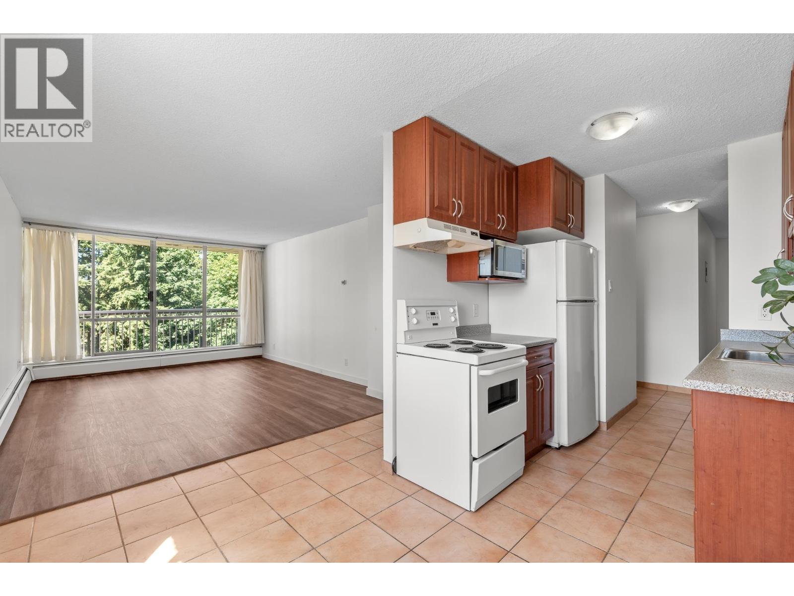 911 2016 FULLERTON AVENUE, North Vancouver