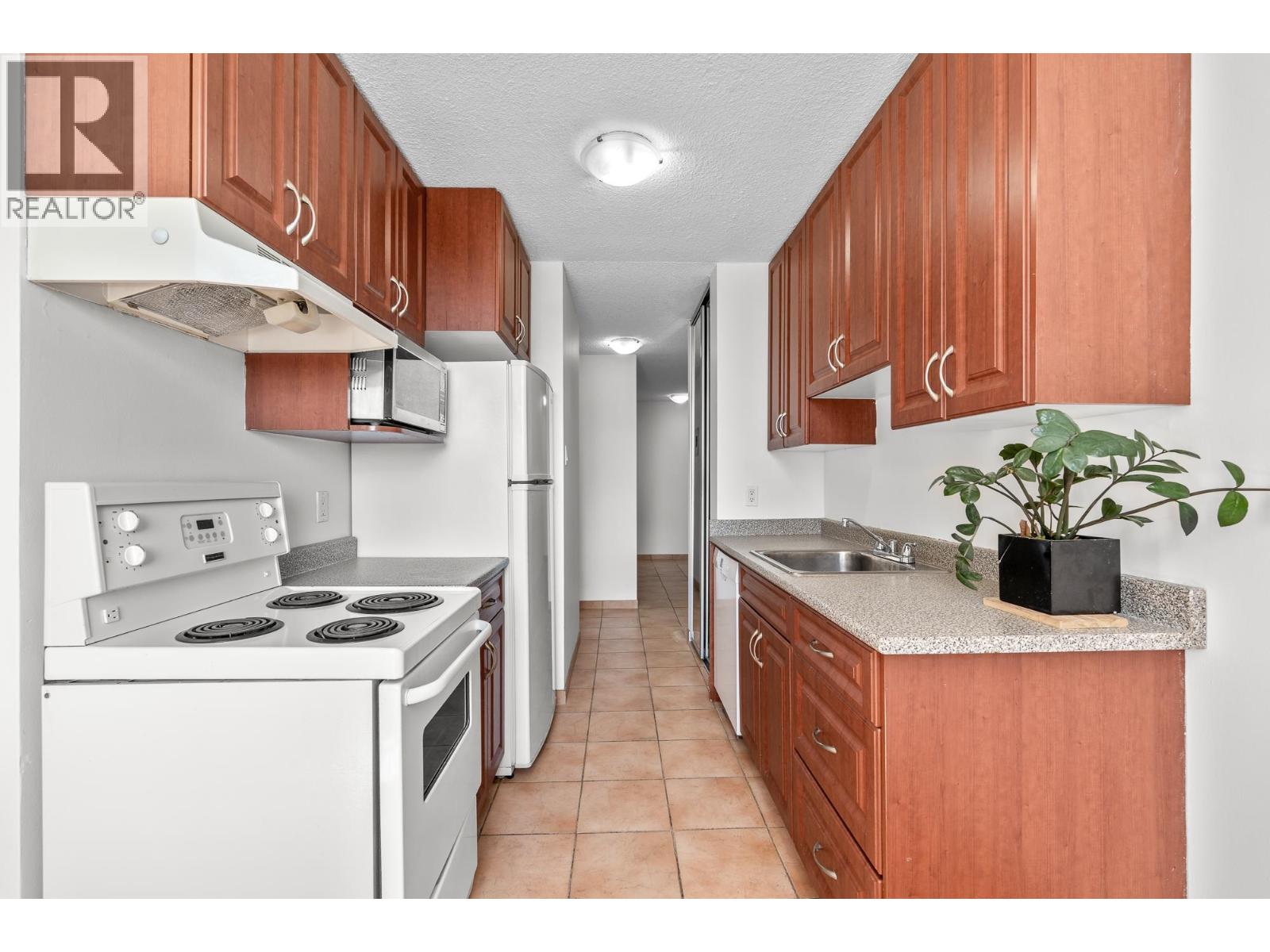 911 2016 FULLERTON AVENUE, North Vancouver