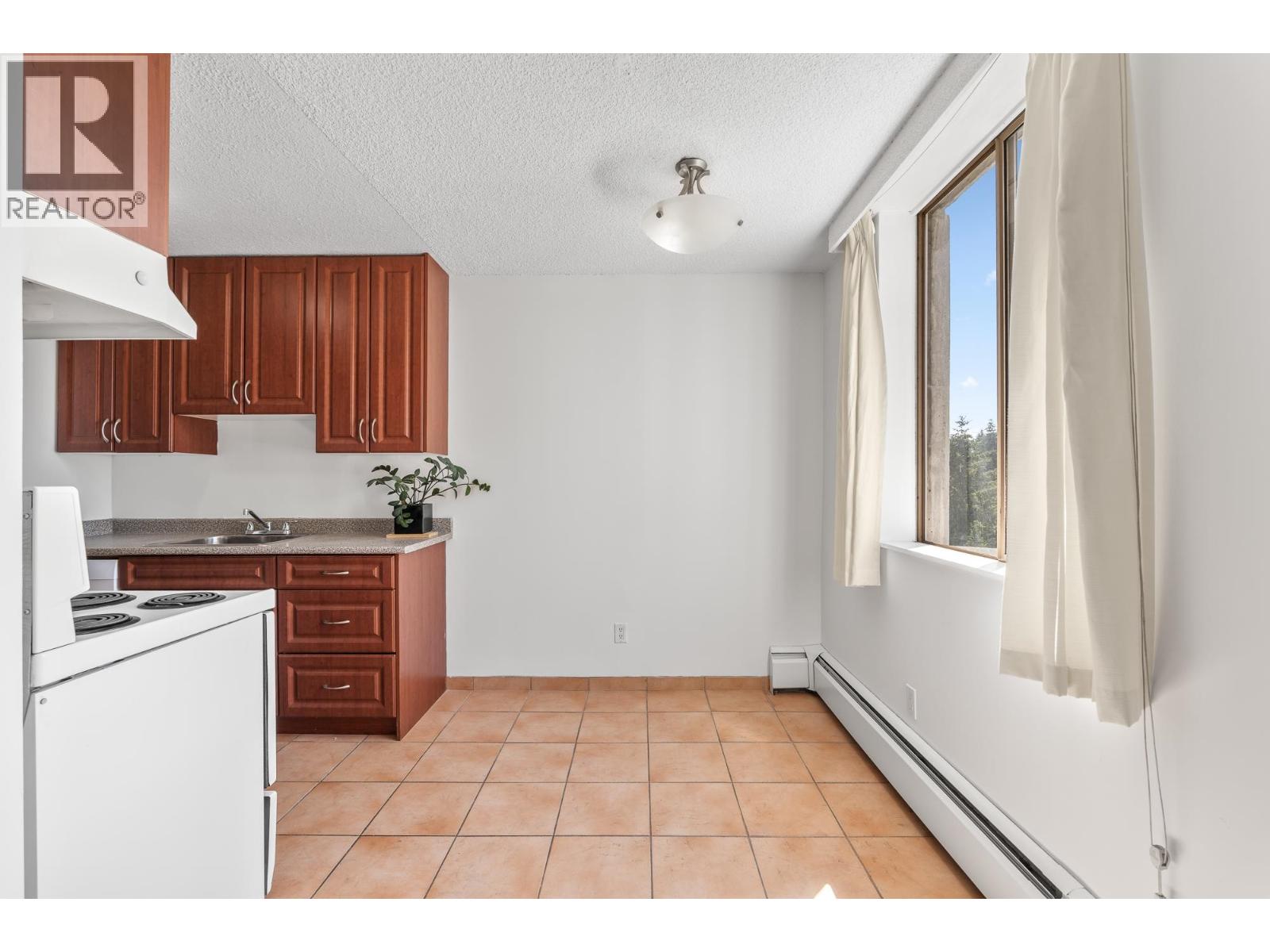 911 2016 FULLERTON AVENUE, North Vancouver
