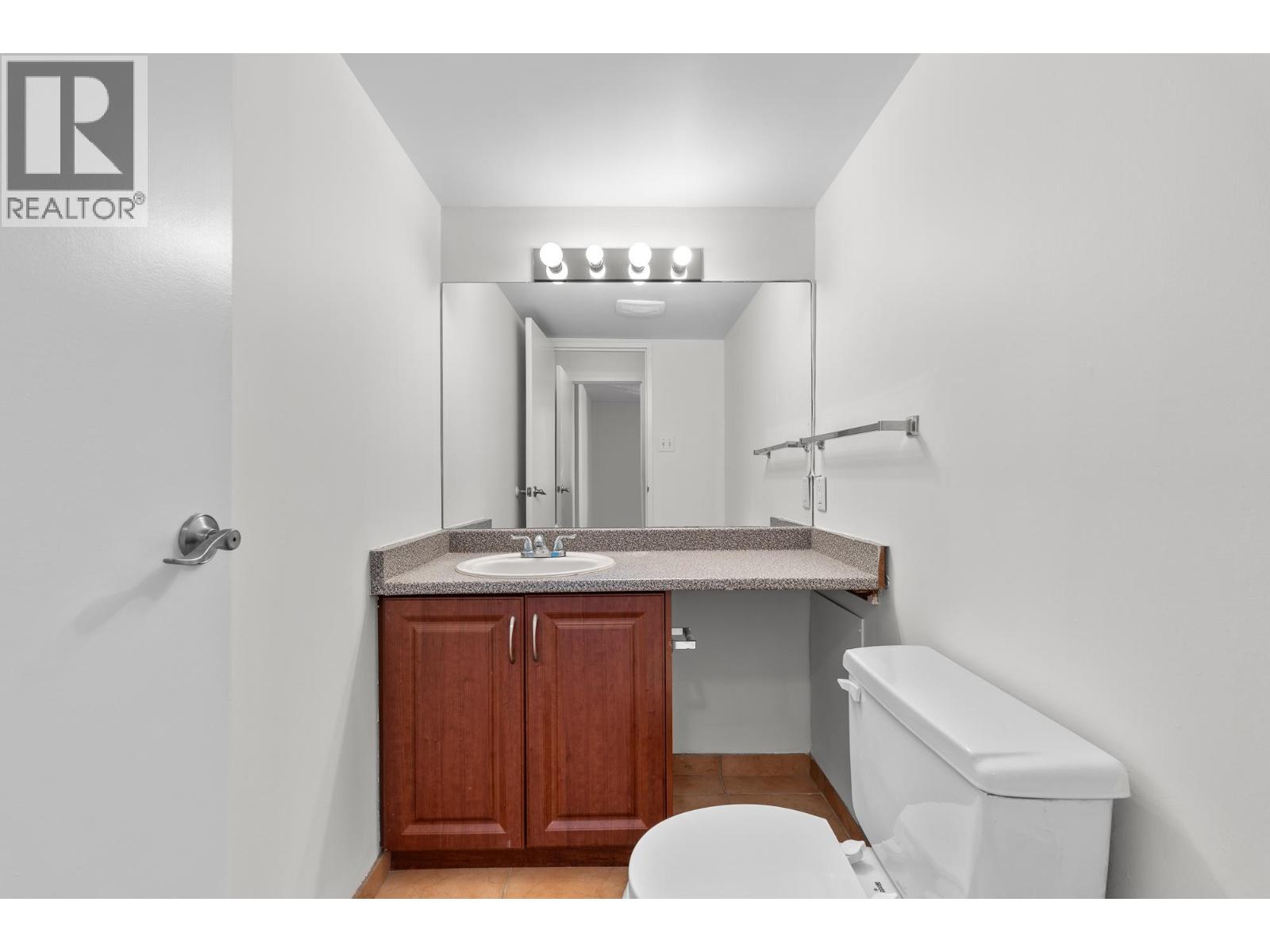 911 2016 FULLERTON AVENUE, North Vancouver