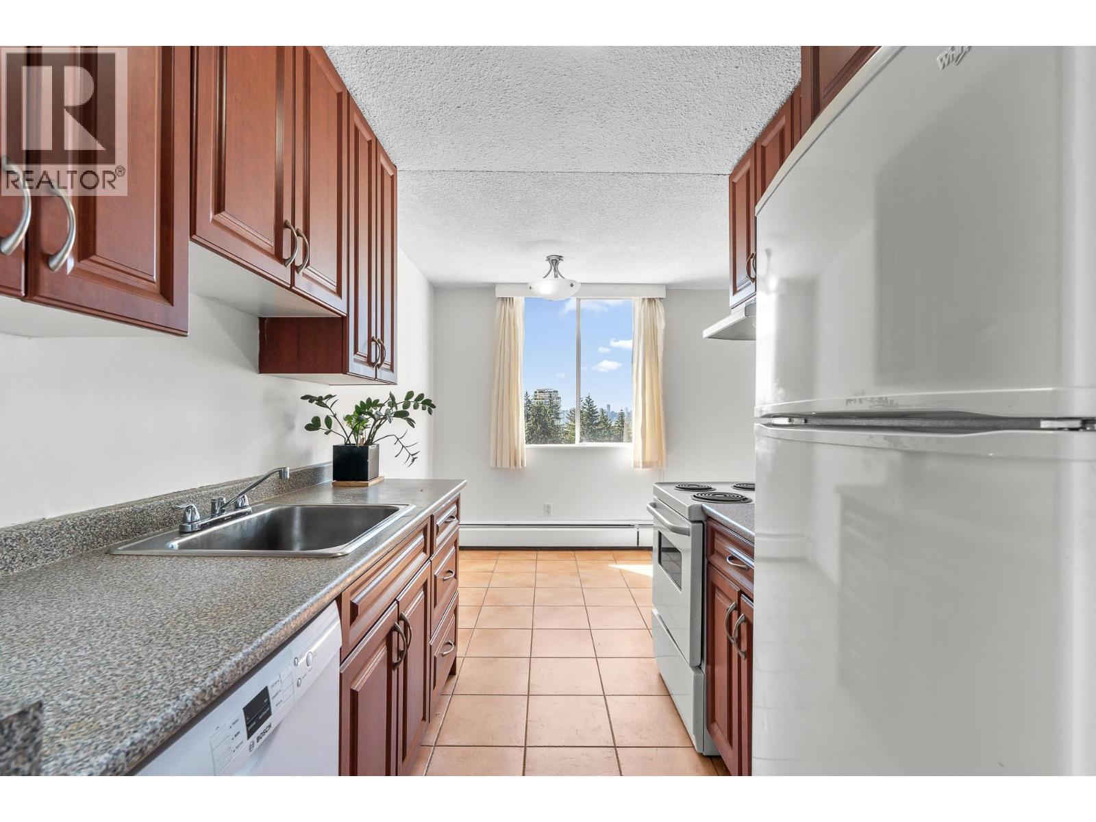 911 2016 FULLERTON AVENUE, North Vancouver