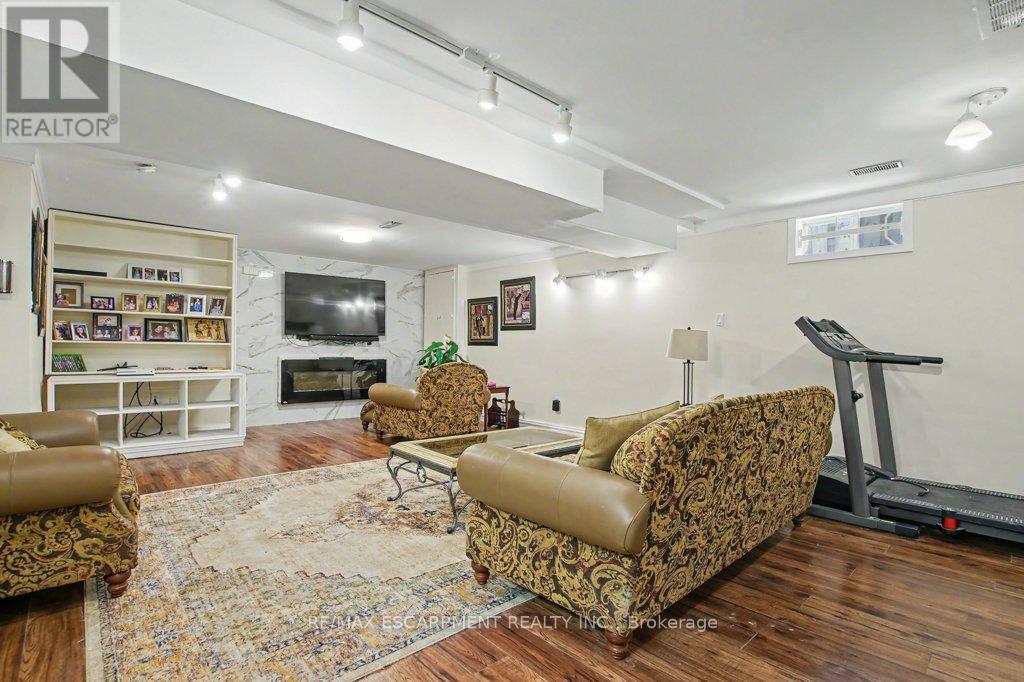 6 THEODORE DRIVE - 28