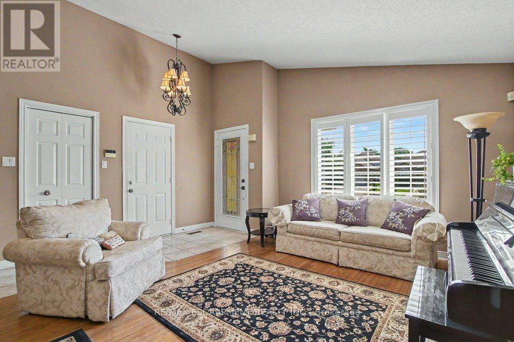 6 THEODORE DRIVE - 8