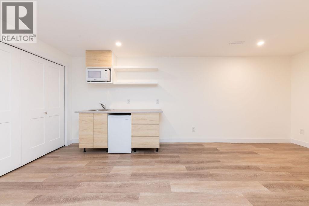393 WADDINGTON Drive - 33